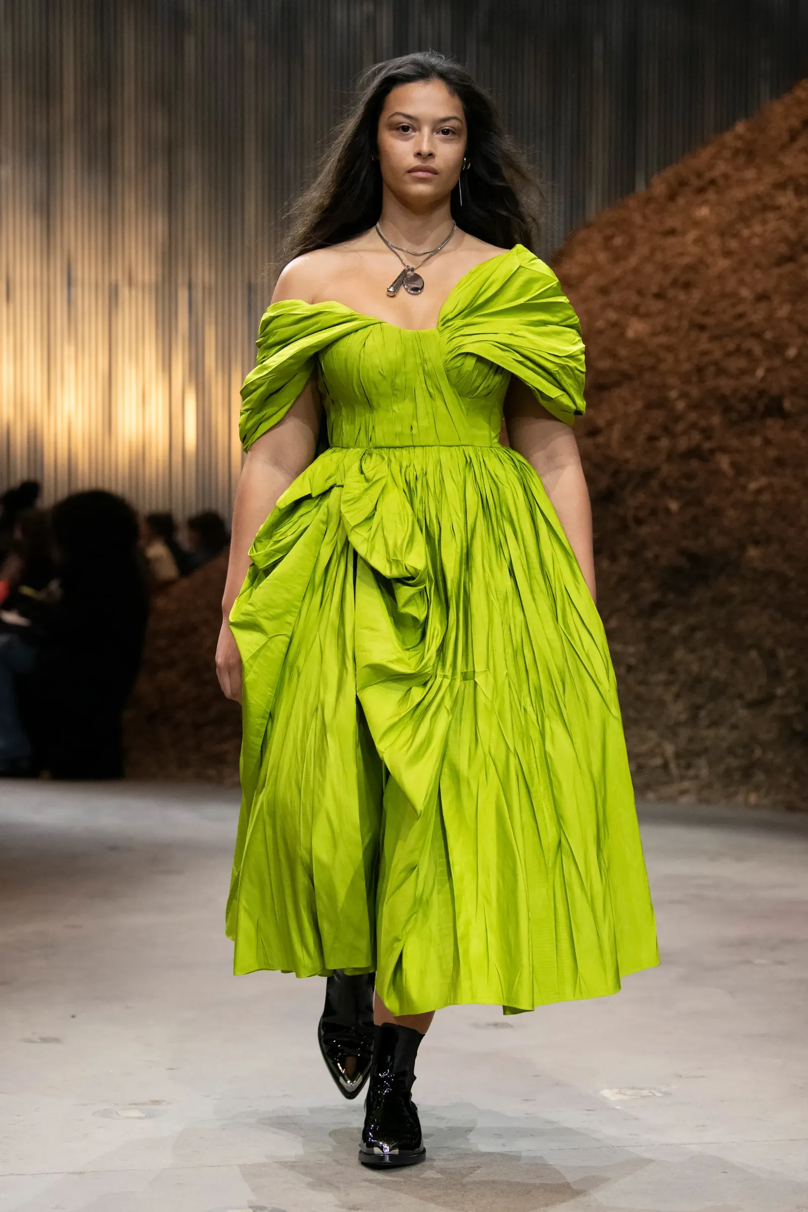 Highlights Alexander McQueen F/W 2022, Terinspirasi dari Jamur