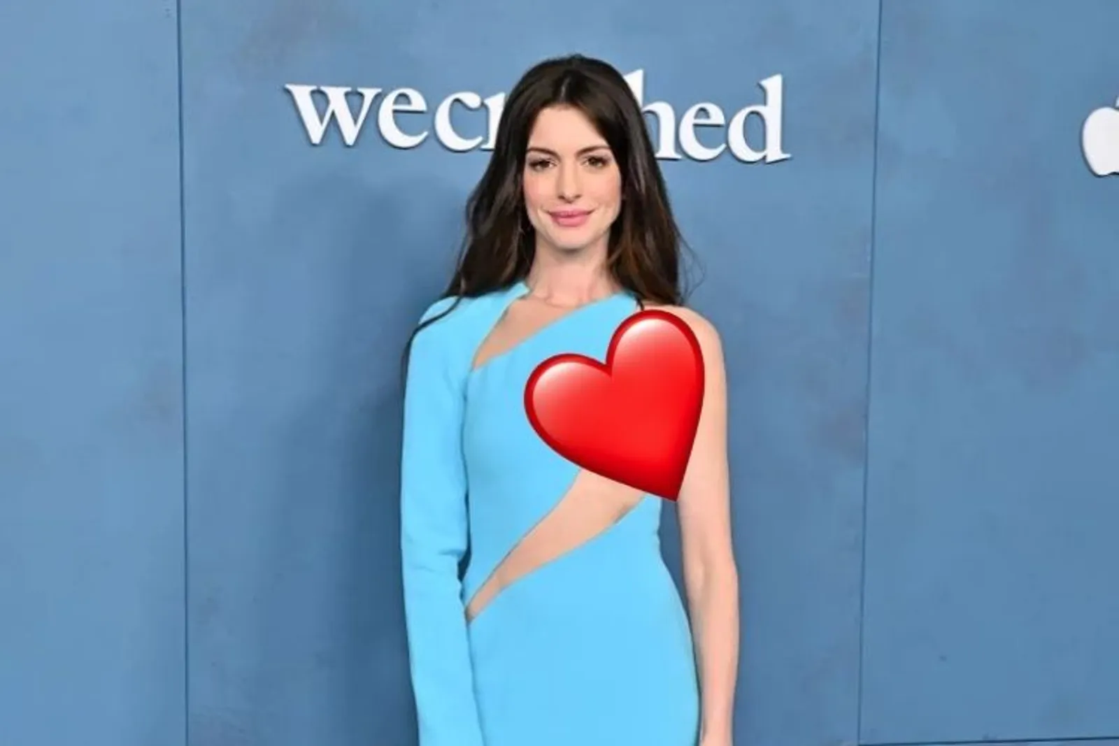 Penampilan Viral Anne Hathaway Pakai Dress 'Bolong' di Karpet Merah