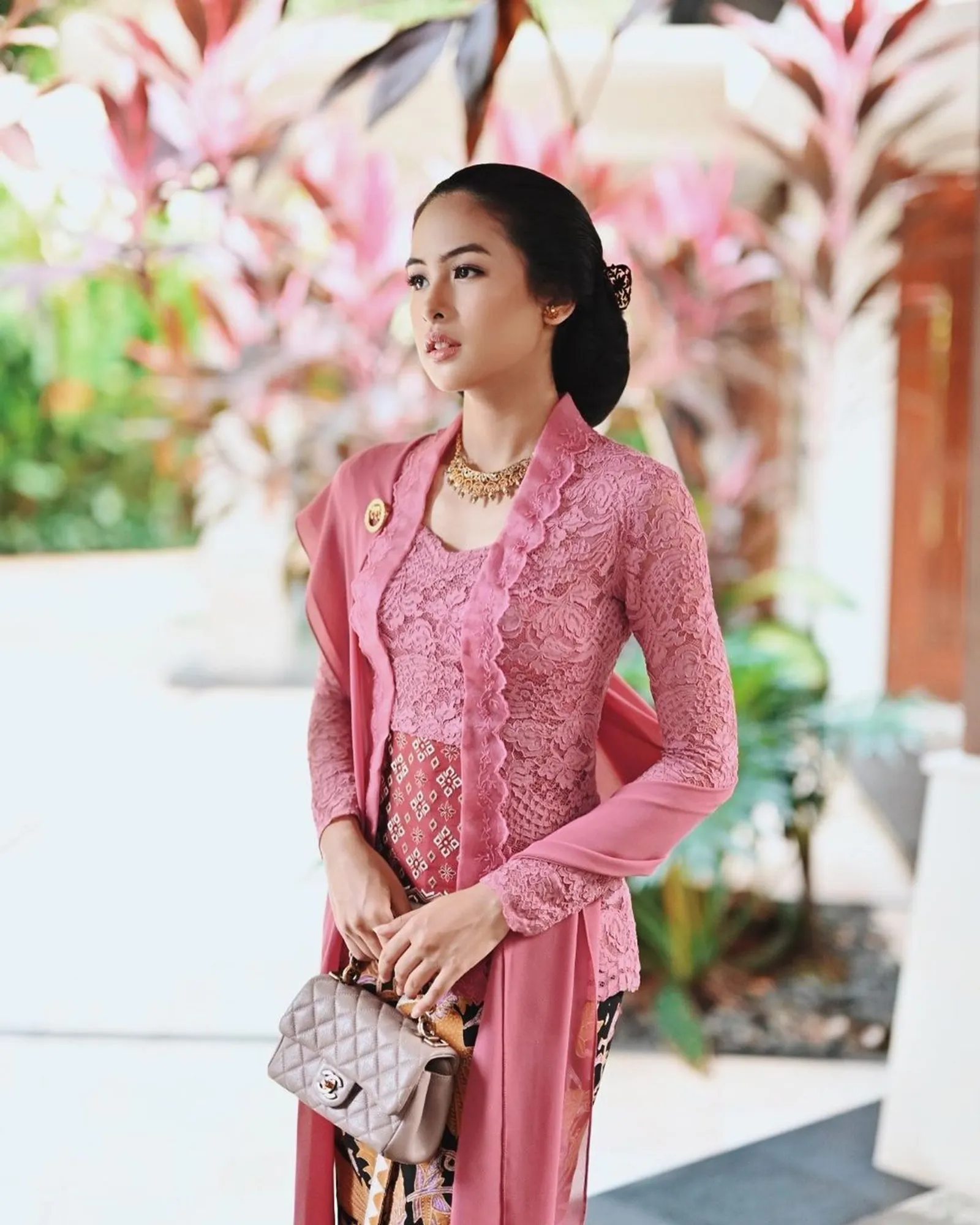 Detail Menarik Kebaya Pink Maudy Ayunda Rancangan Didiet Maulana