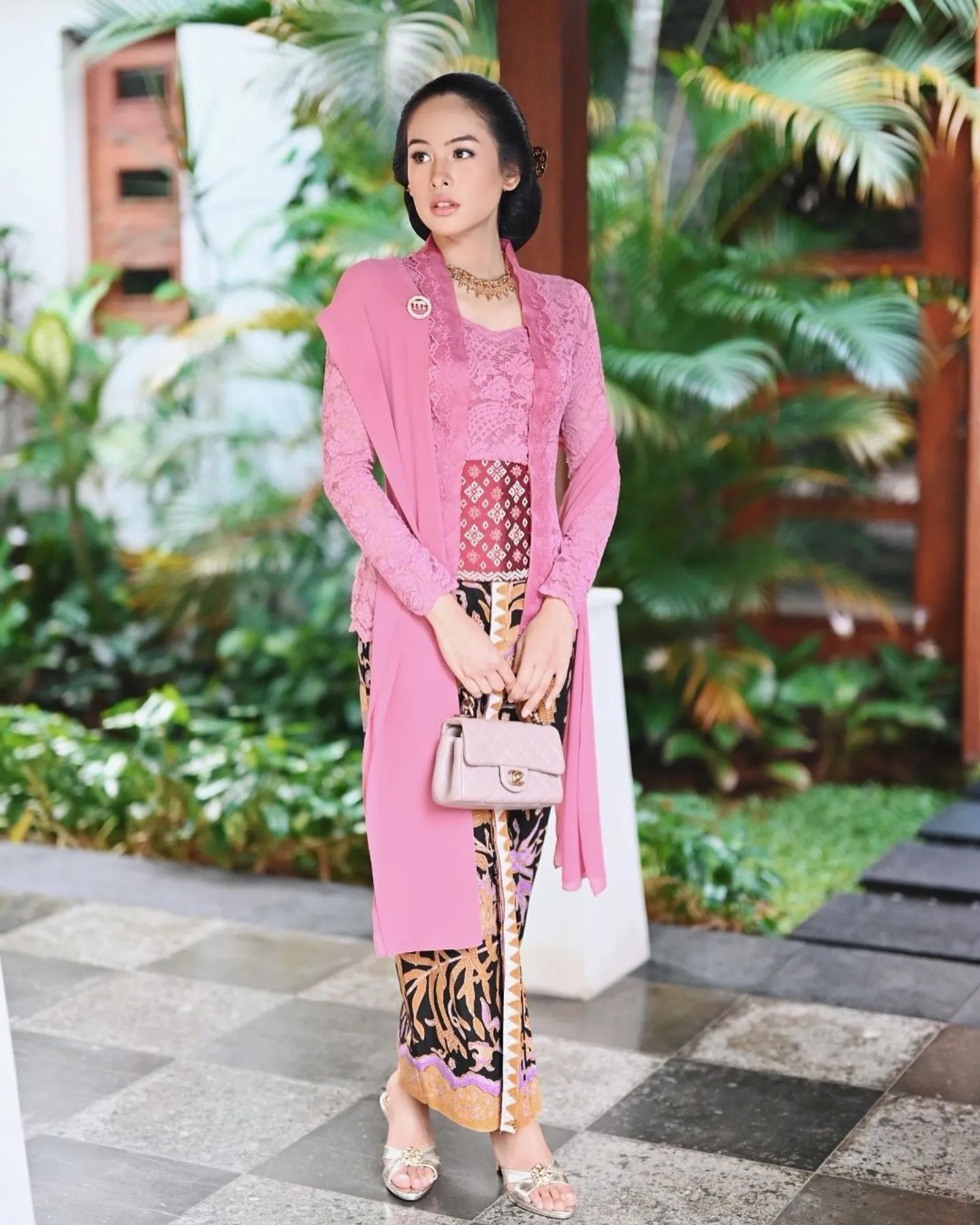 Detail Menarik Kebaya Pink Maudy Ayunda Rancangan Didiet Maulana
