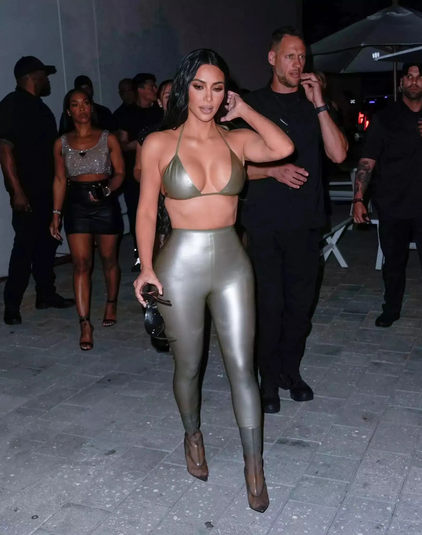 Pakaian Serba Ketat Kim Kardashian yang Bikin 'Salfok' Warganet