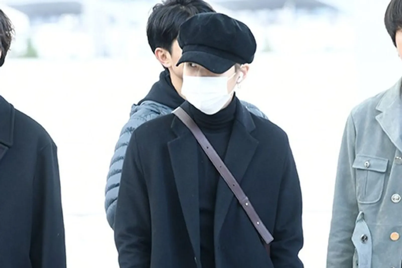 Suga BTS Pakai Tas Bottega Veneta di Bandara