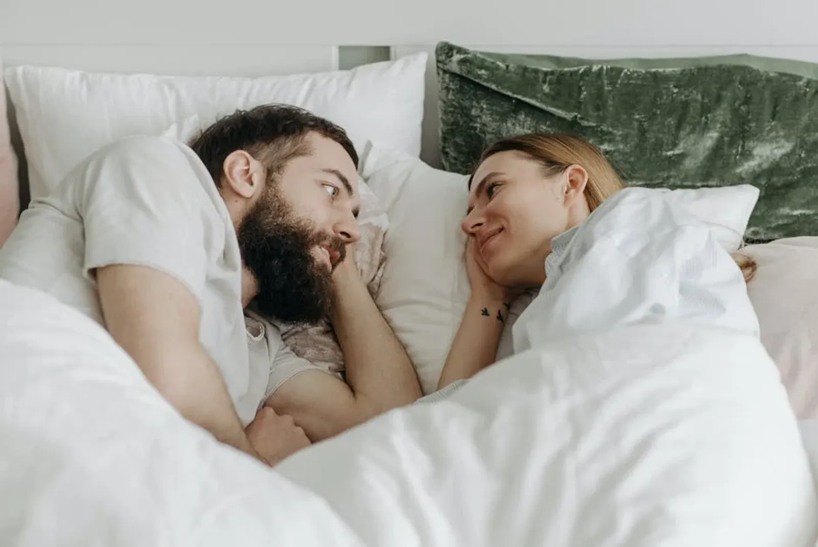 Ini 6 Manfaat Tidur dalam Keadaan Marah Bagi Pasangan Menikah
