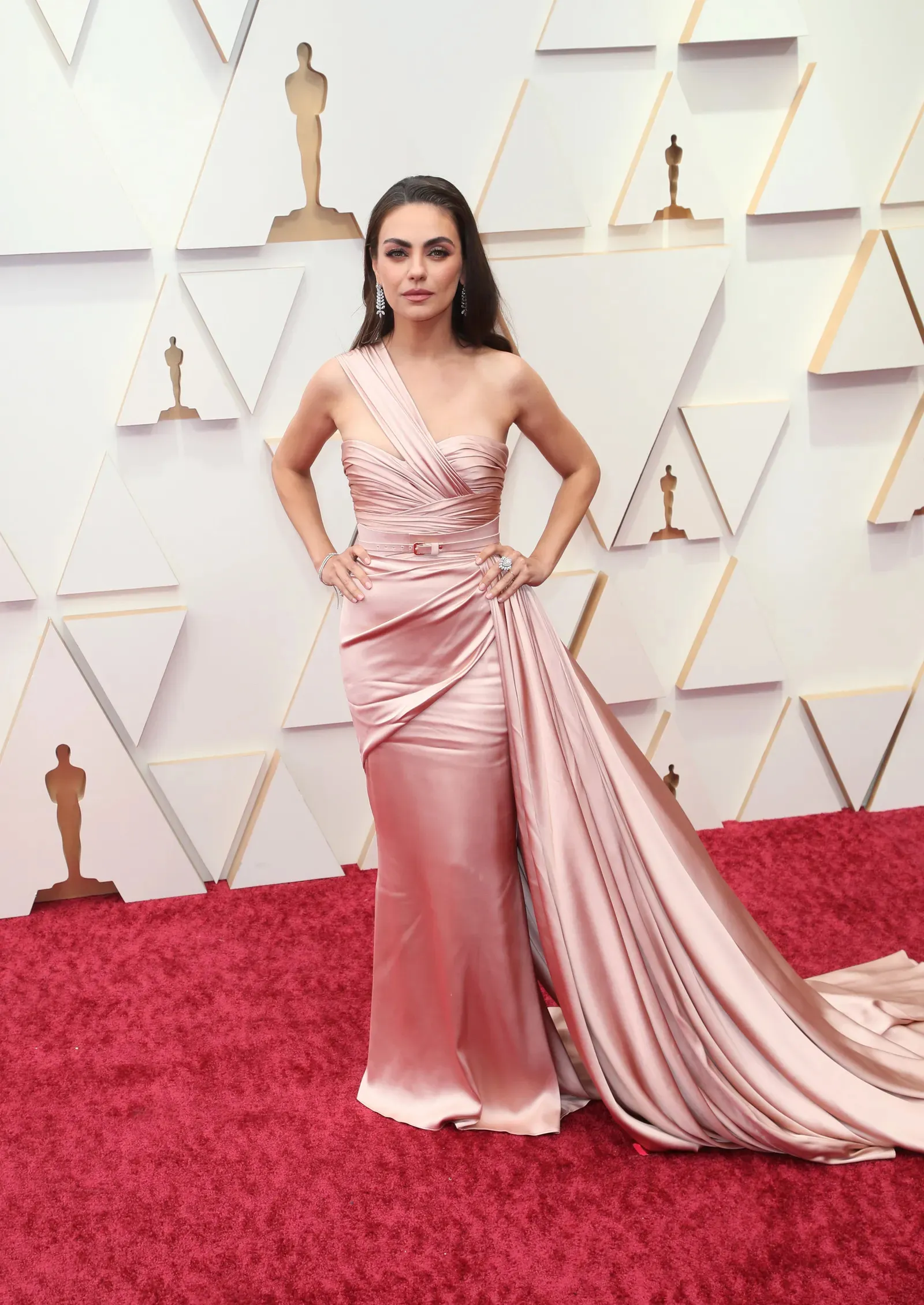 Para Artis Perempuan yang Tampil Seksi di Karpet Merah Oscars 2022