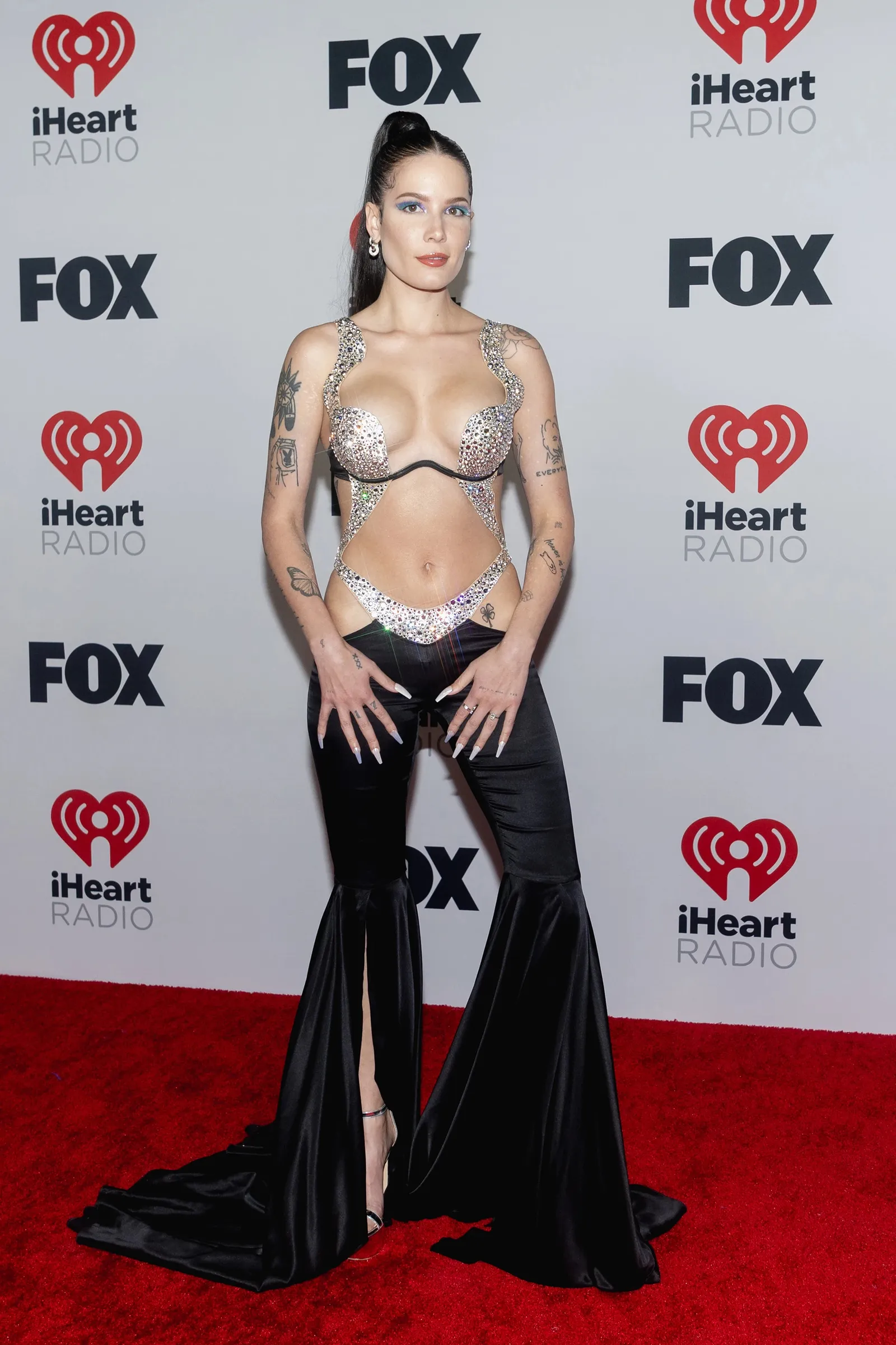 Aksi Halsey Hampir Telanjang di Karpet Merah iHeartRadio Music Awards