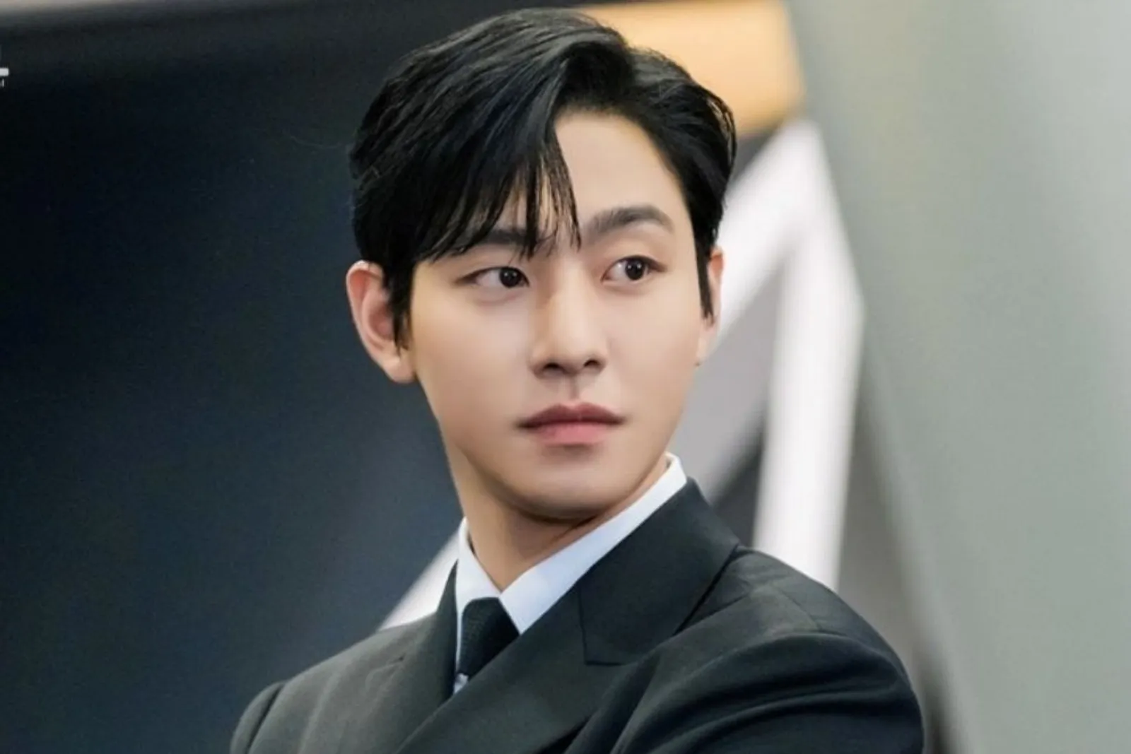 Deretan Aktor Korea Tampil Berkarisma dengan Side Bang Hairstyle 