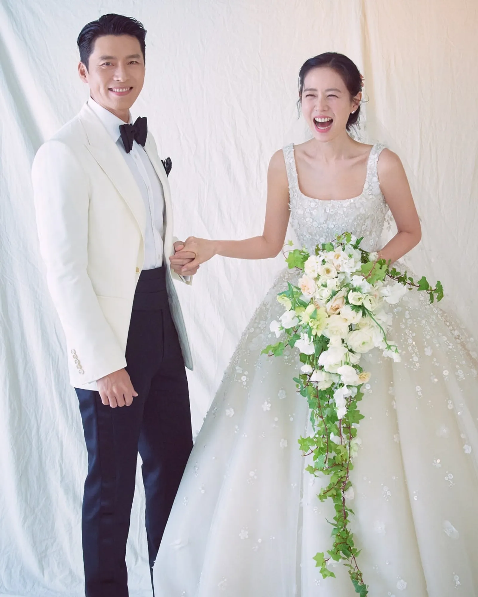 Resmi Menikah, Intip Detail Pakaian Pengantin Hyun Bin dan Son Ye Jin