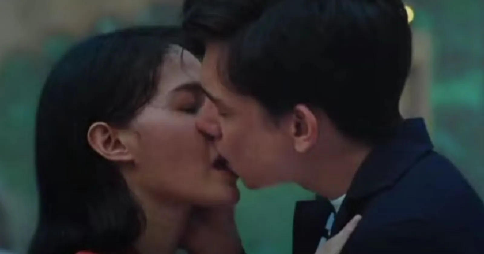 10 Adegan Ciuman di Film Indonesia Paling Ikonik
