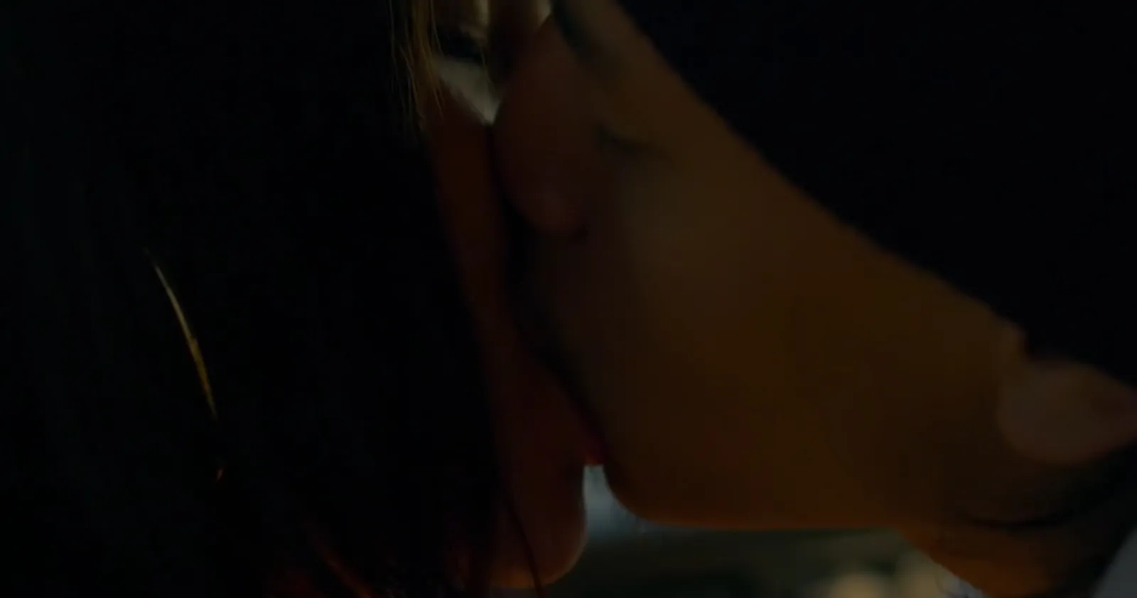 10 Adegan Ciuman di Film Indonesia Paling Ikonik