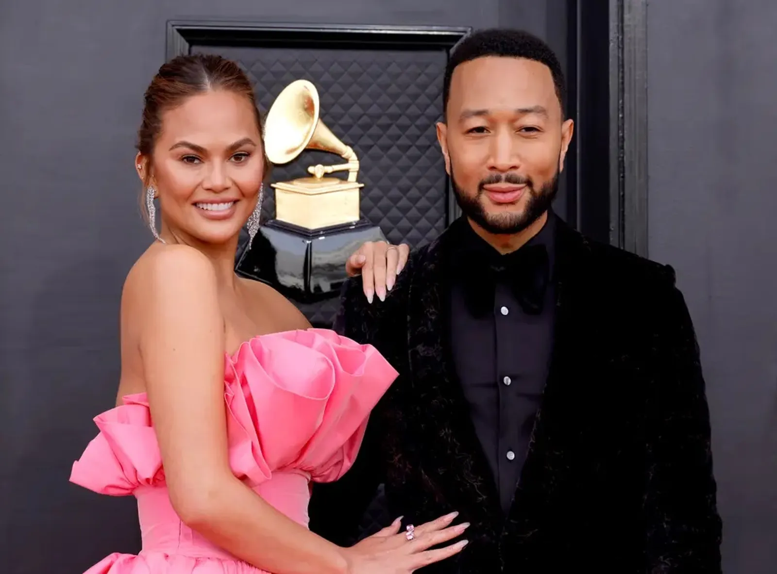 8 Pasangan yang Hadir di Grammys 2022, Ada yang Ciuman di Red Carpet!