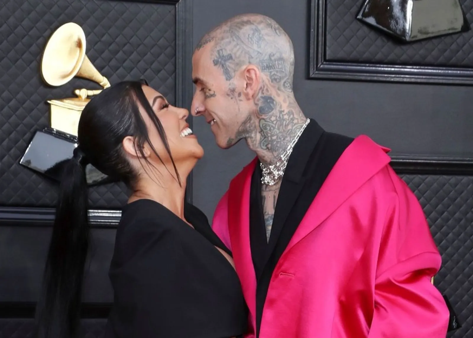 8 Pasangan yang Hadir di Grammys 2022, Ada yang Ciuman di Red Carpet!