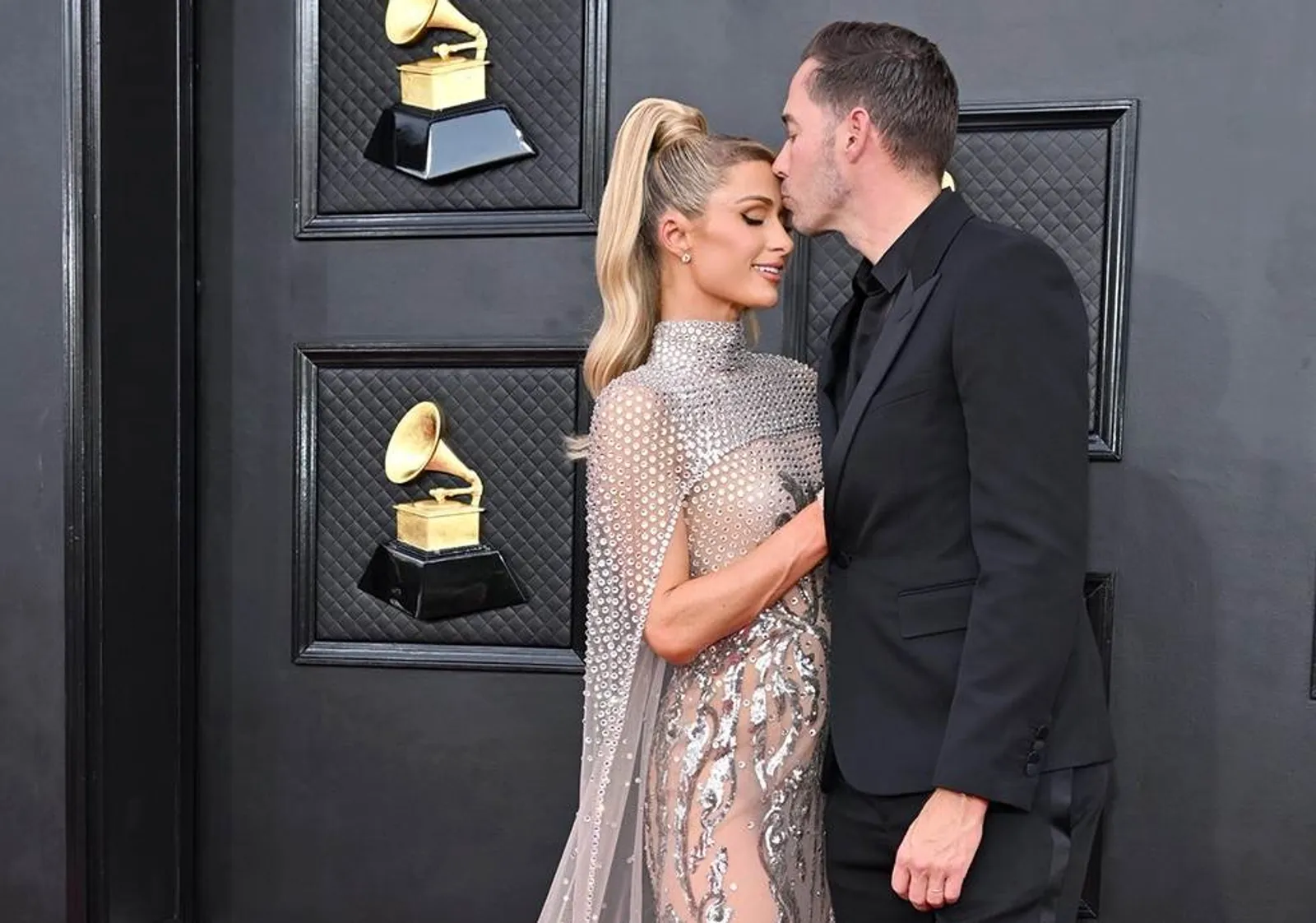 8 Pasangan yang Hadir di Grammys 2022, Ada yang Ciuman di Red Carpet!