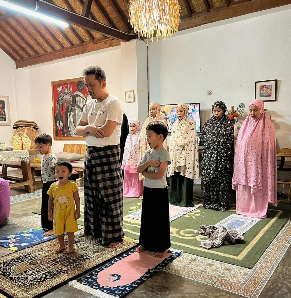 10 Potret Keluarga Artis Salat Tarawih Berjemaah, Hangat dan Bersahaja