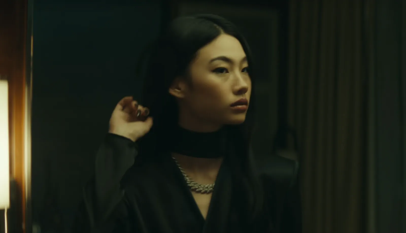 Jung Ho Yeon Karaoke Bareng The Weeknd di MV "Out of Time"