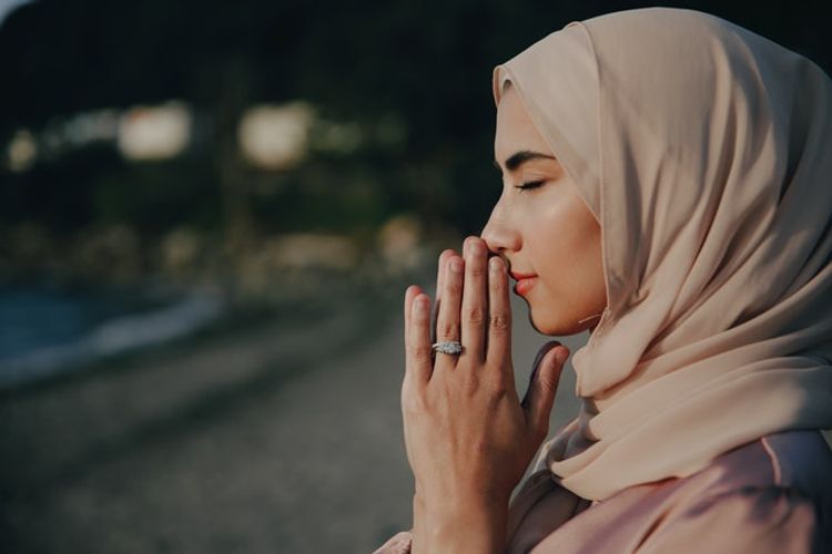 15 Kata-Kata Muslimah Tegar yang Menginspirasi