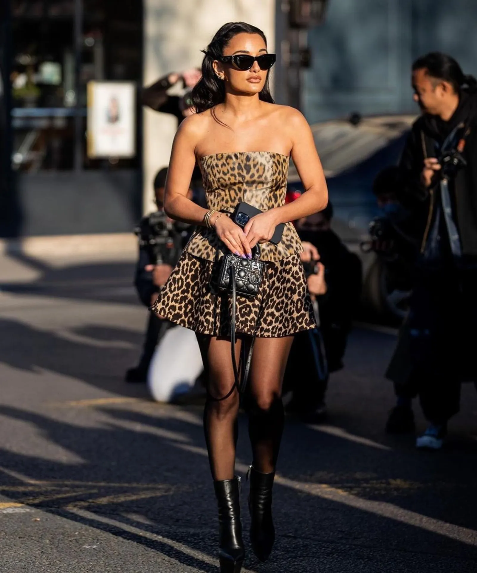 Gaya Glamor Amina Muaddi, Desainer Sepatu Rihanna yang Viral