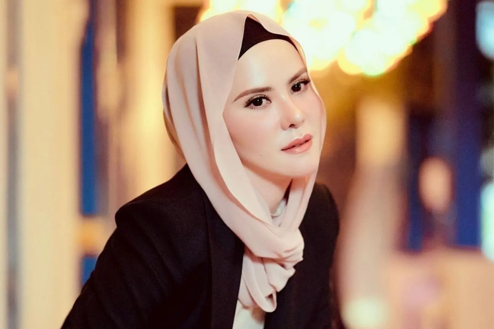 Potret Memesona 7 Artis Blasteran yang Kini Kenakan Hijab
