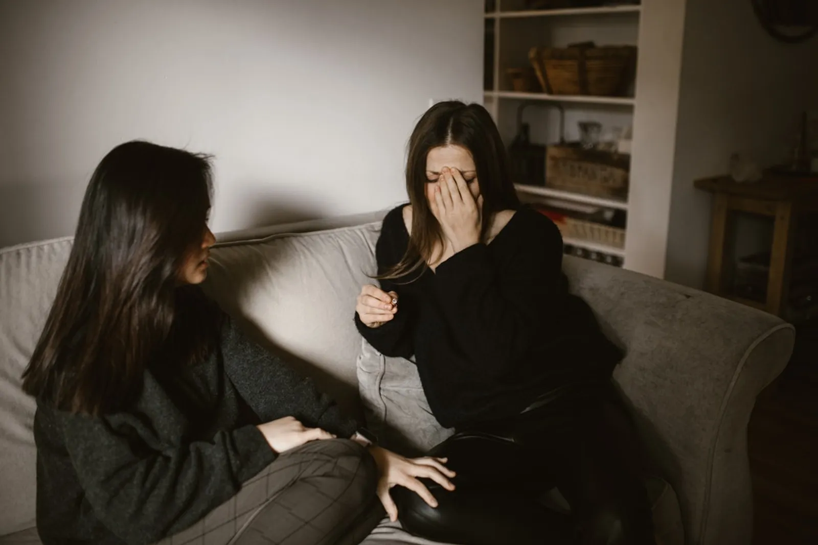 6 Cara Menolong Teman Keluar dari Hubungan Toxic, Menurut Ahli