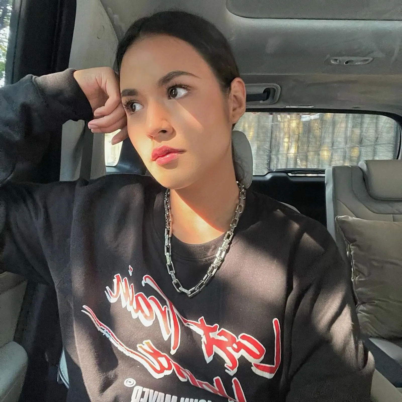 7 Potret Raisa Saat Sedang Off Duty, Tetap Memesona!