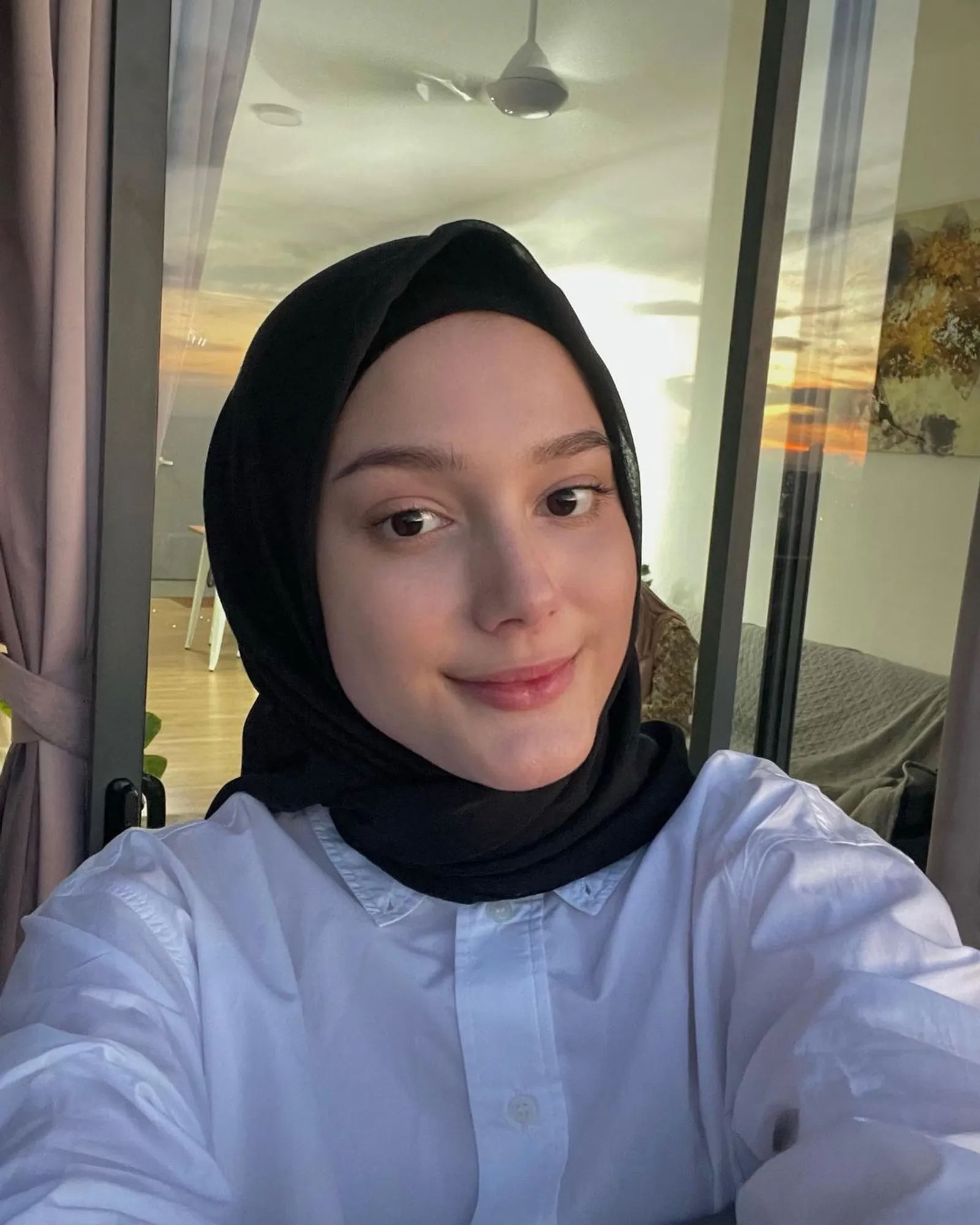 Manisnya 7 Potret Yasmine Ow Kenakan Hijab, Bikin Hati Adem!