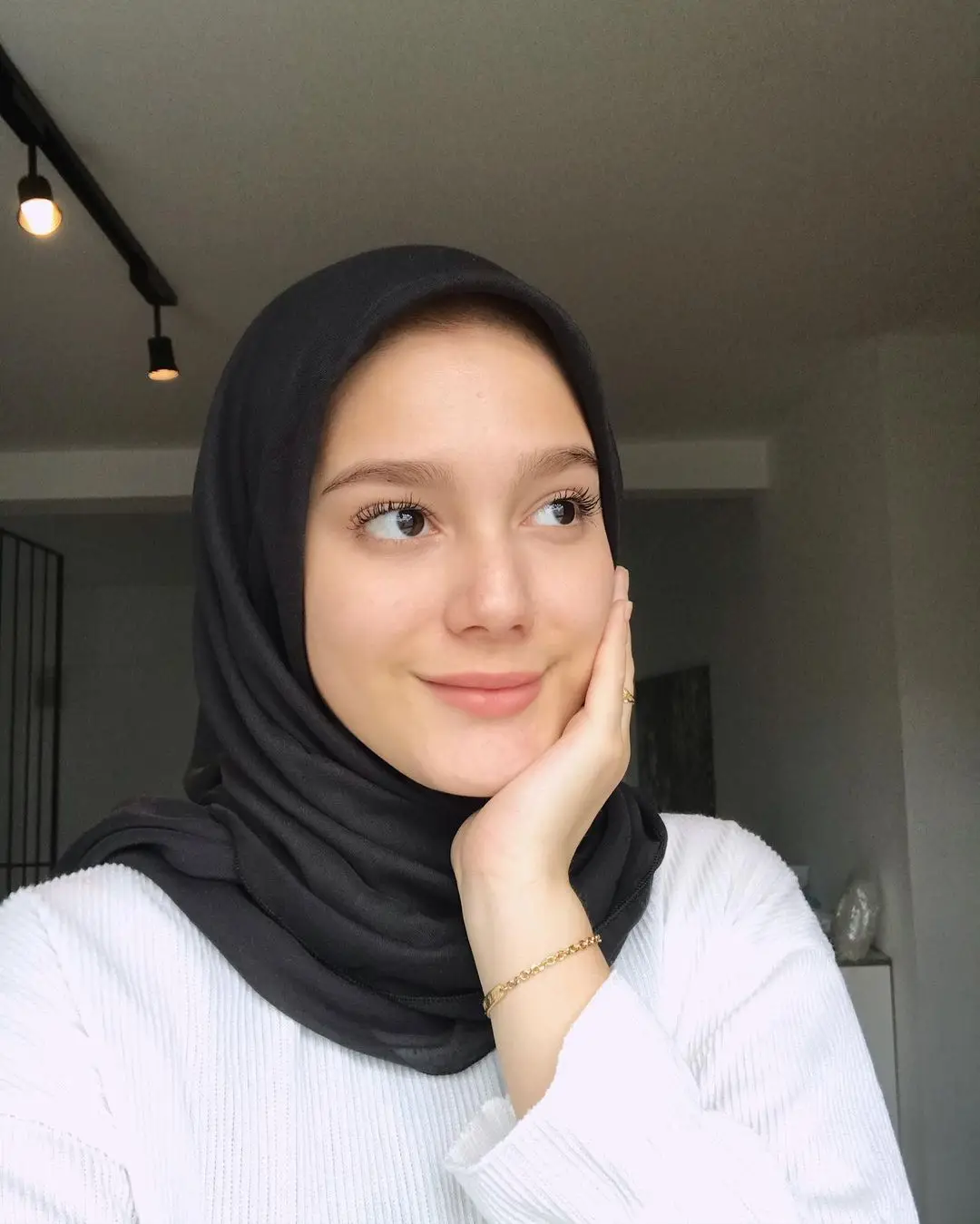 Manisnya 7 Potret Yasmine Ow Kenakan Hijab, Bikin Hati Adem!