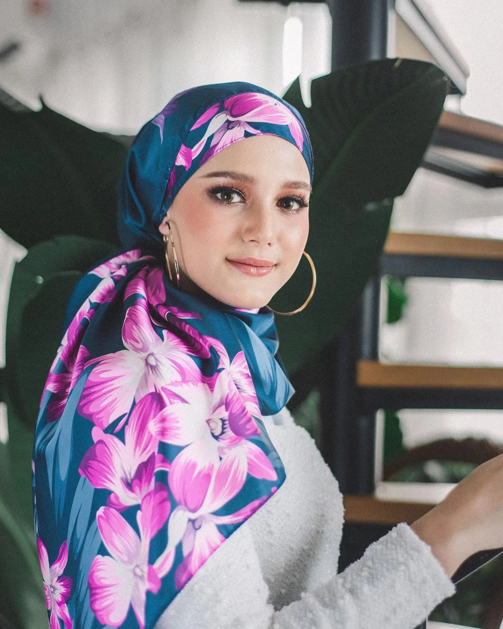 Intip Gaya Yasmine Ow, Istri Aditya Zoni Dalam Balutan Hijab