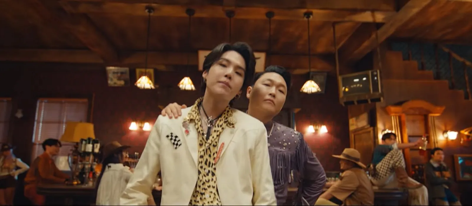 Sudah Rilis, Psy & Suga BTS Jadi Koboi Eksentrik Dalam MV "That That"