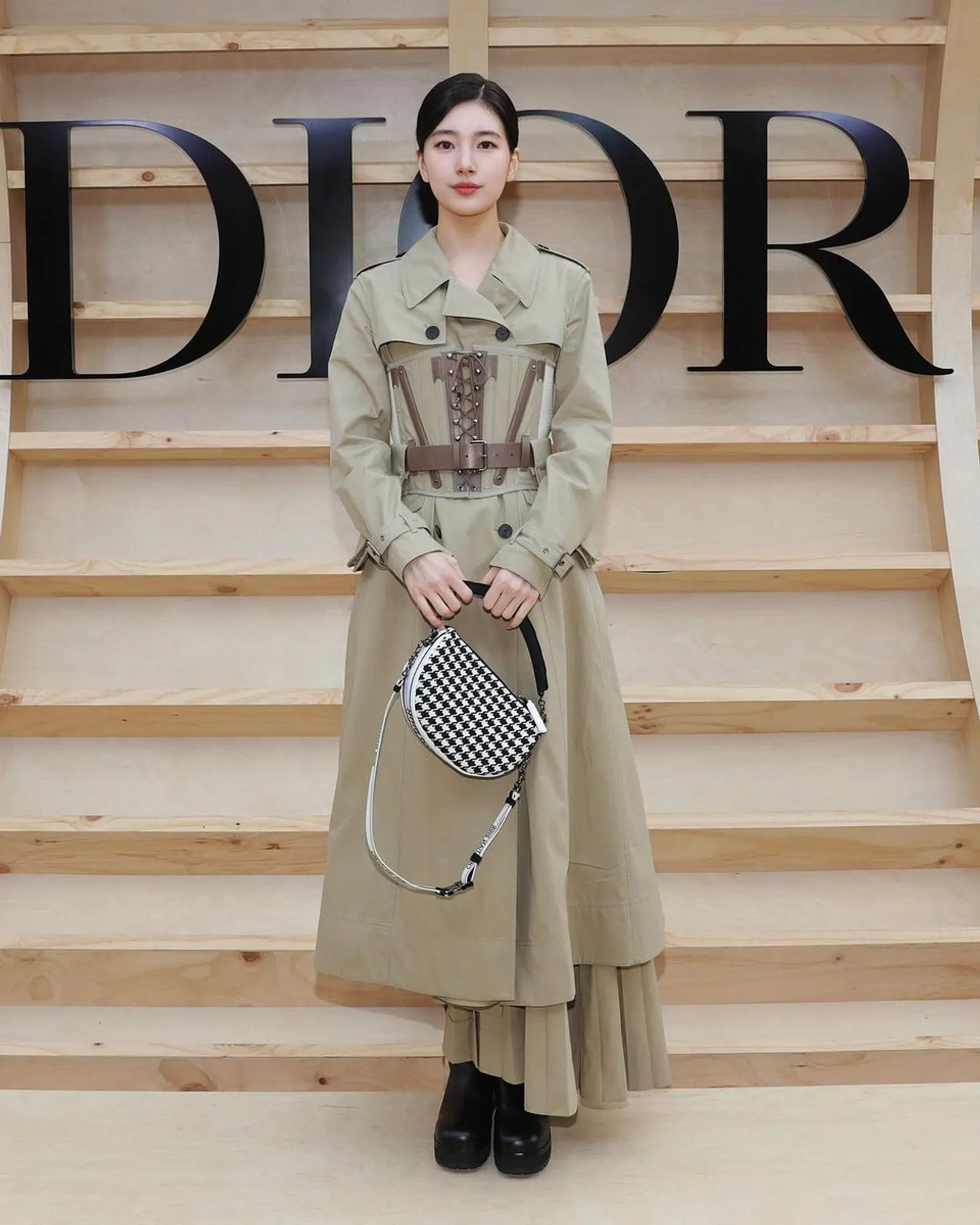 Gaya Mewah Artis Korea saat Hadiri Dior Fall 2022 Fashion Show