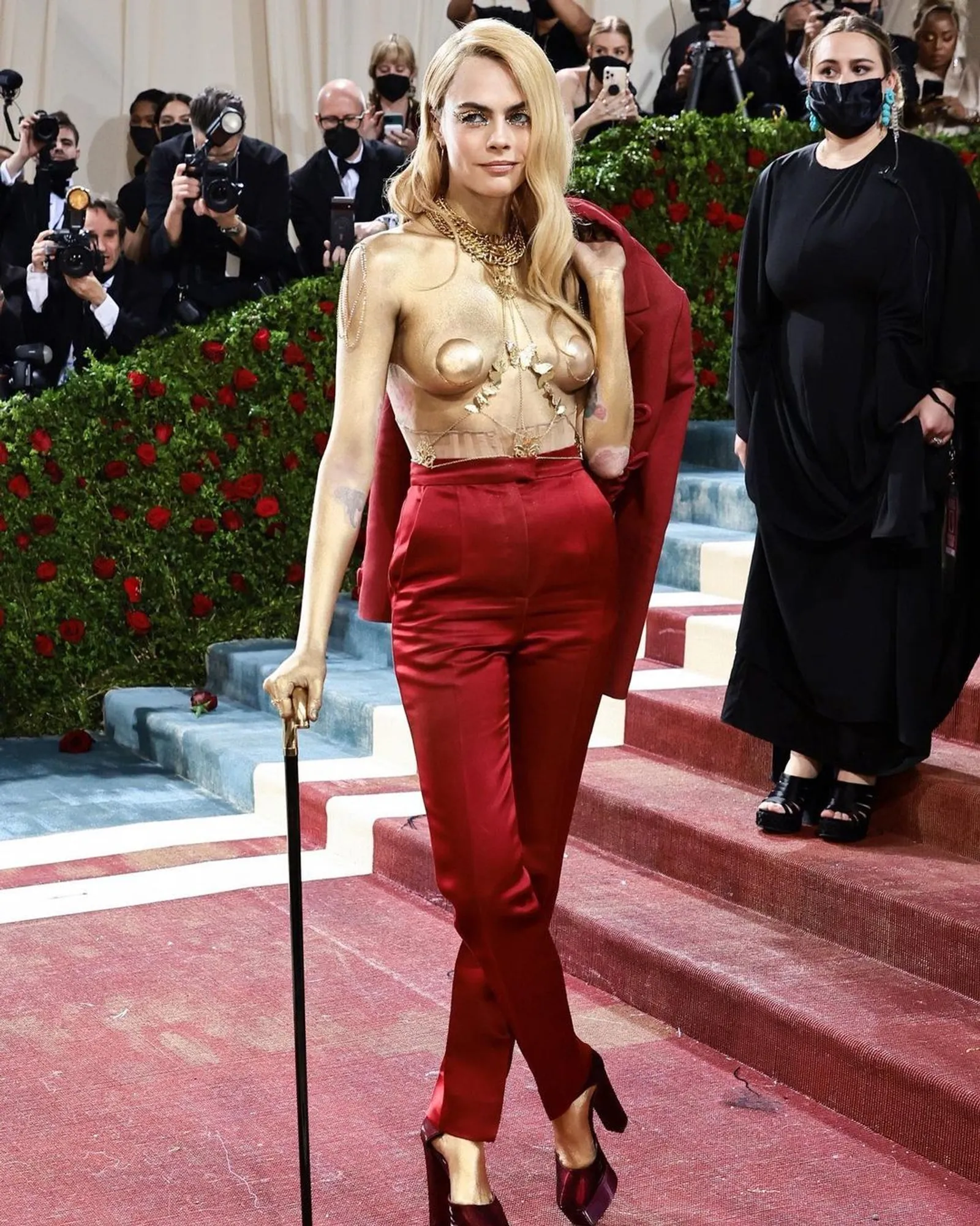 Aksi Telanjang Dada Cara Delevingne di Met Gala 2022