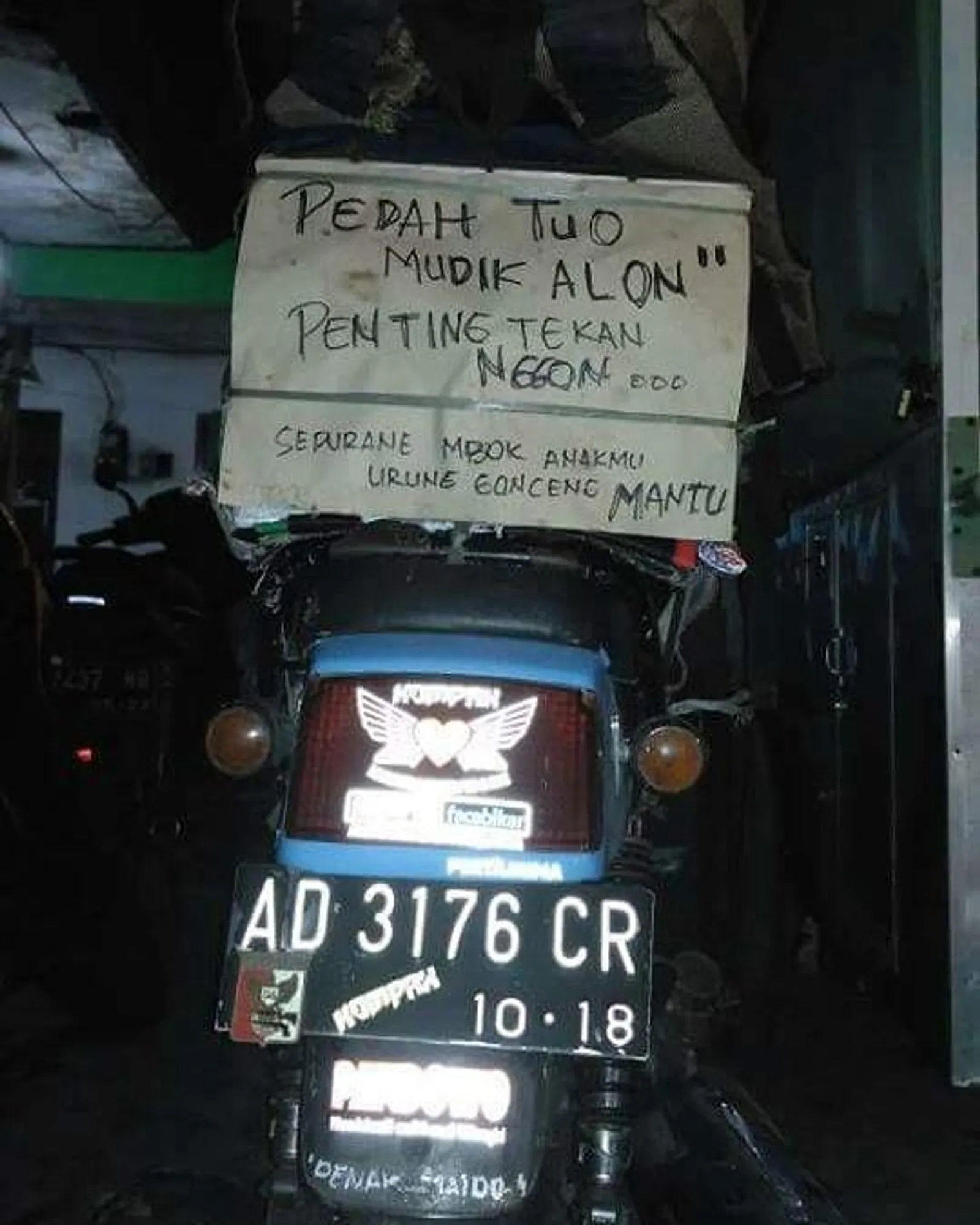 11 Tulisan Kocak dari Pemudik Motor yang Bikin Senyum-Senyum Sendiri