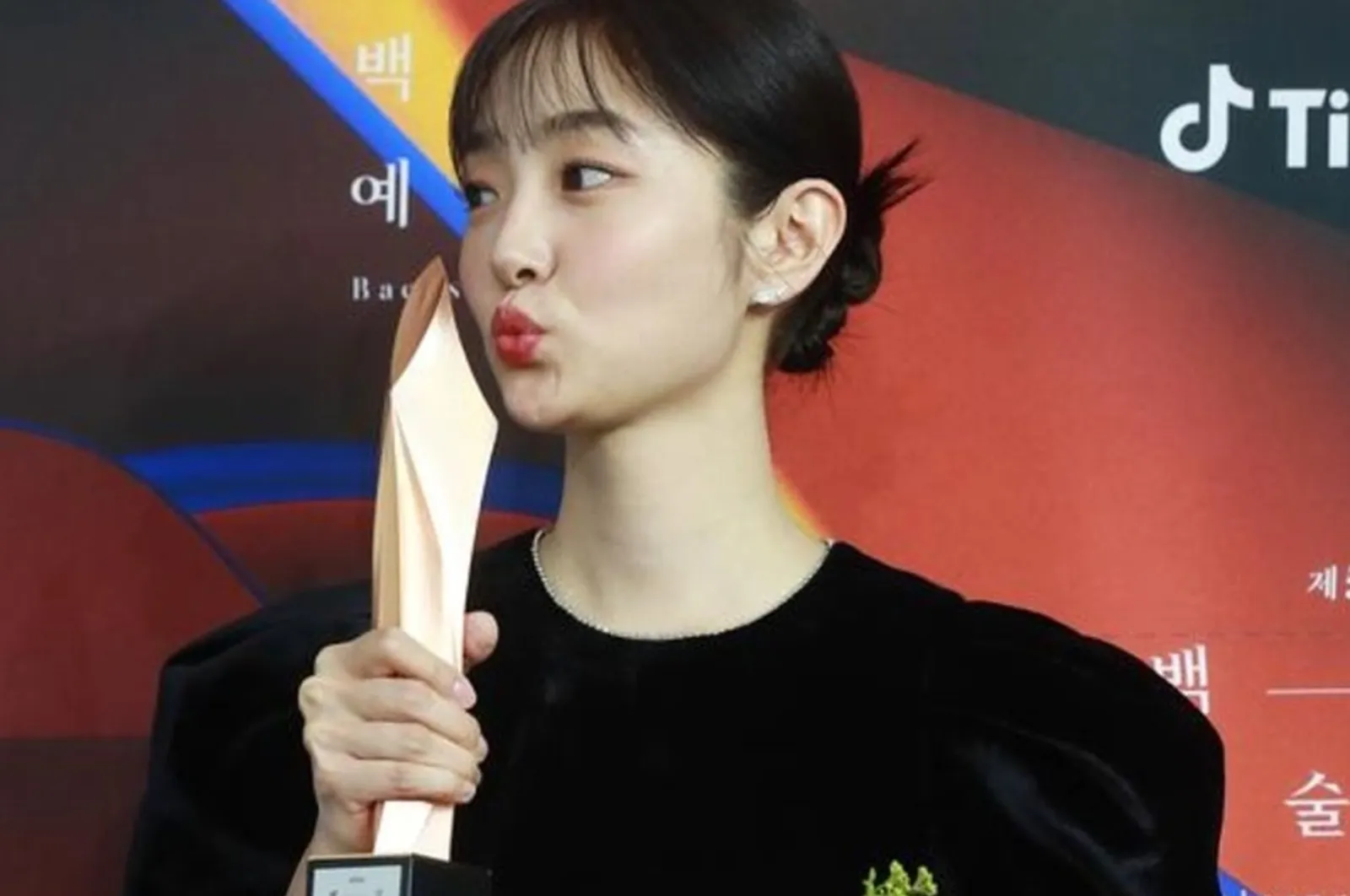 Daftar Pemenang Baeksang Arts Award 2022, Kim Tae Ri Sabet 2 Trofi!