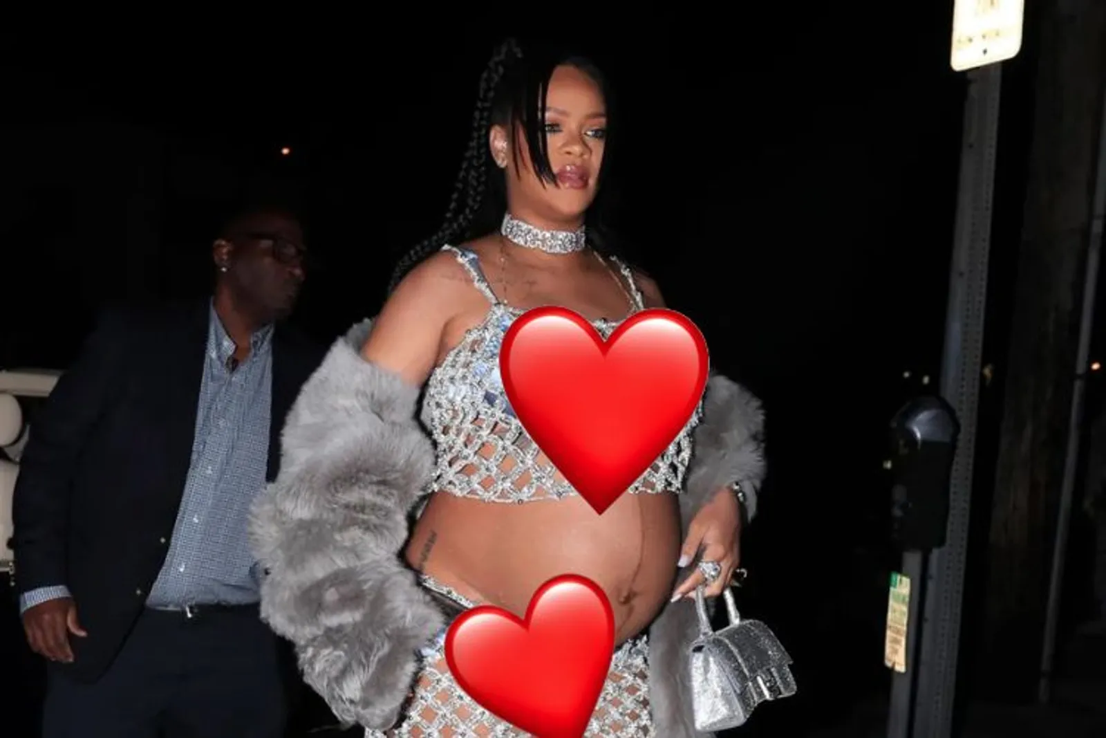 Bertepatan Hari Ibu, Rihanna Pakai Outfit Bolong-bolong di Jalanan