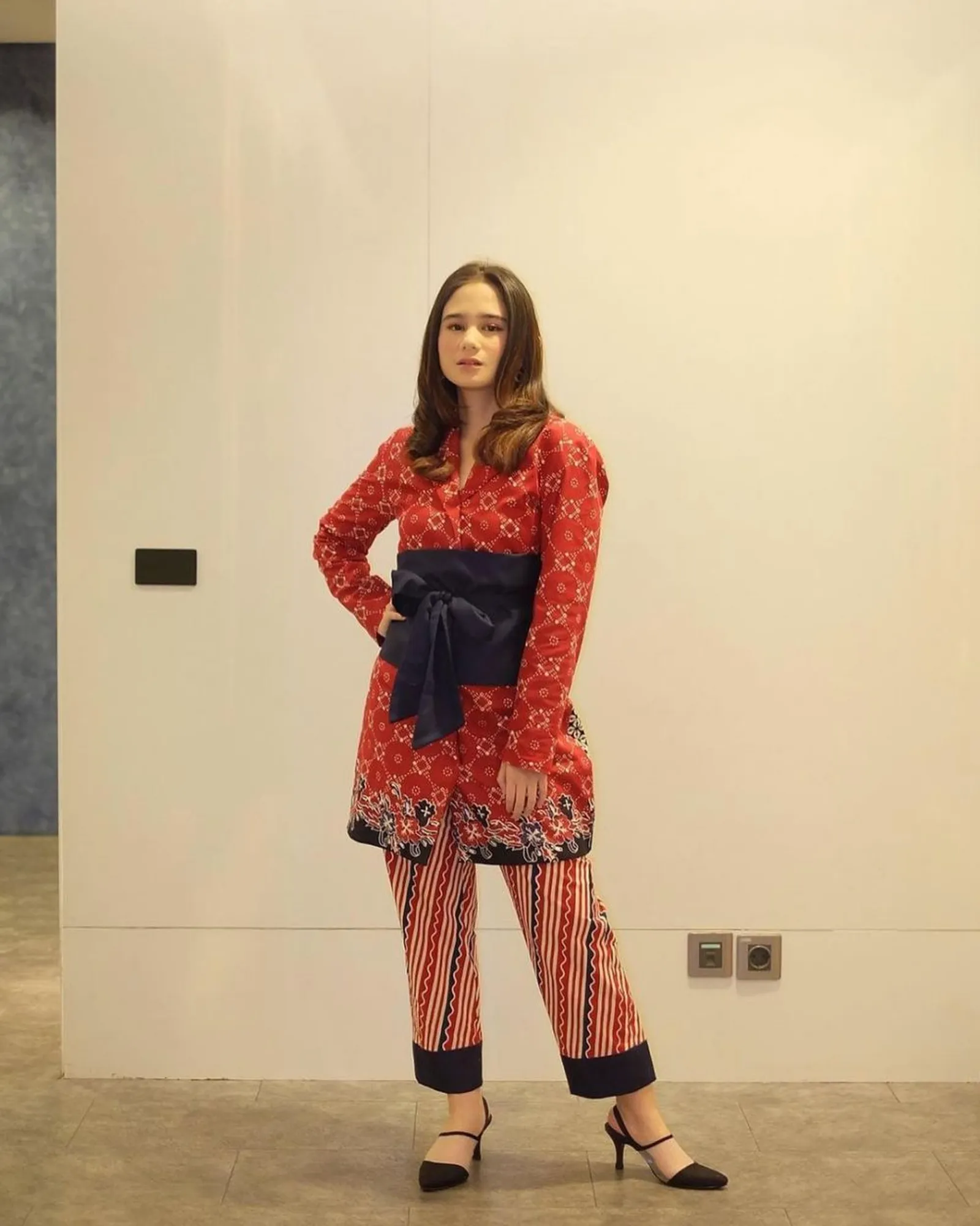 Inspirasi Outfit Berkain a La Tissa Biani untuk Tampil Elegan