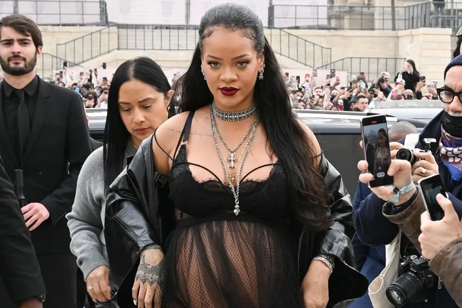 Deretan Look Terbaik a la Rihanna Selama Hamil, Seksi Terus! 