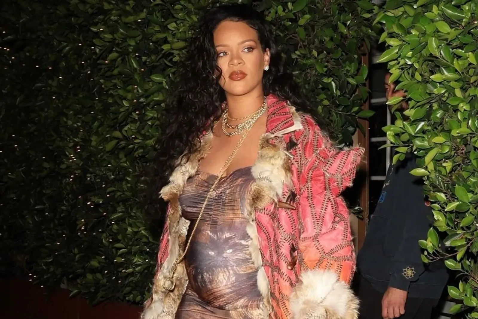 Deretan Look Terbaik a la Rihanna Selama Hamil, Seksi Terus! 