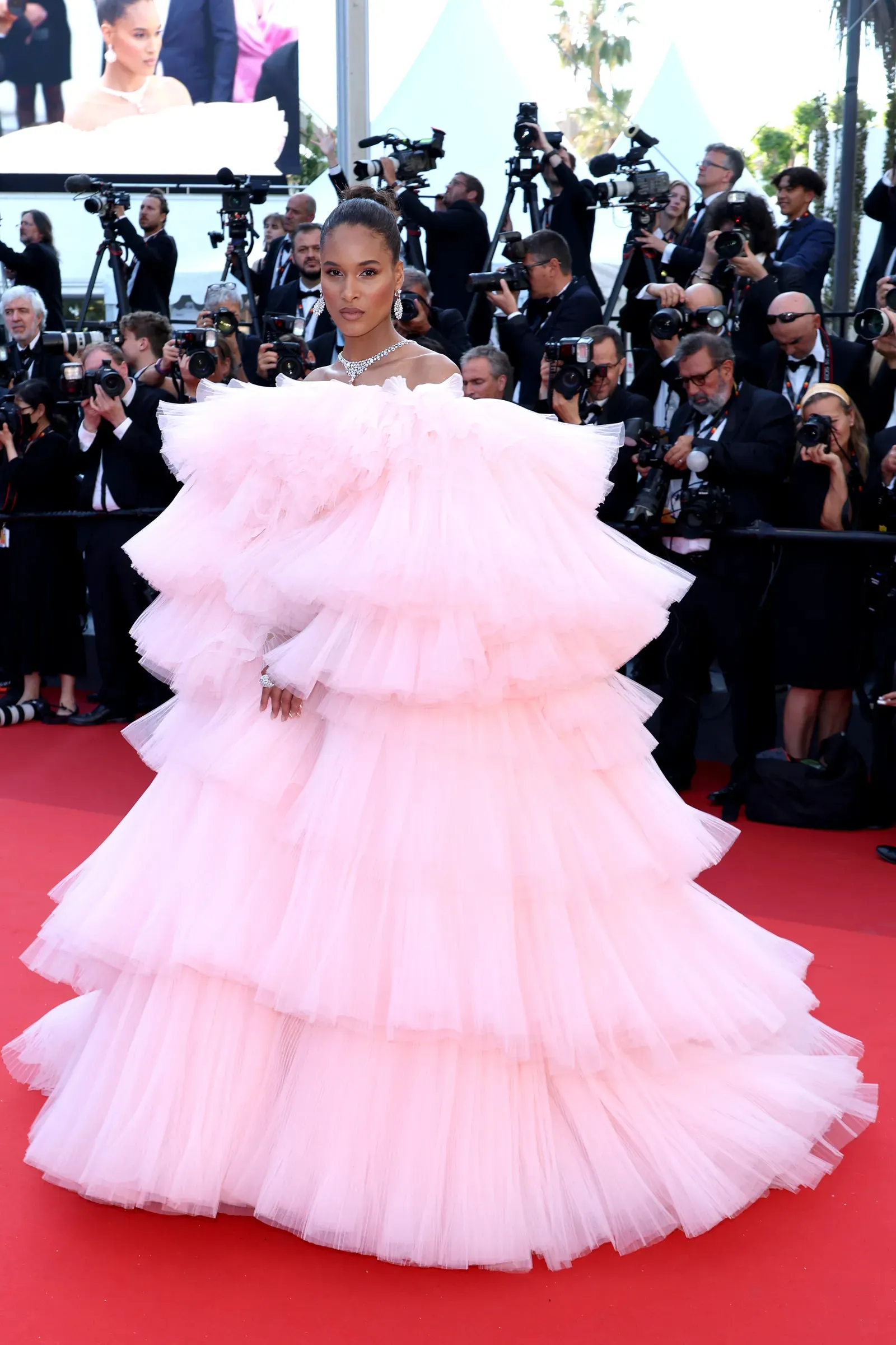 15 Gaya Artis Perempuan di Karpet Merah Cannes Film Festival 2022