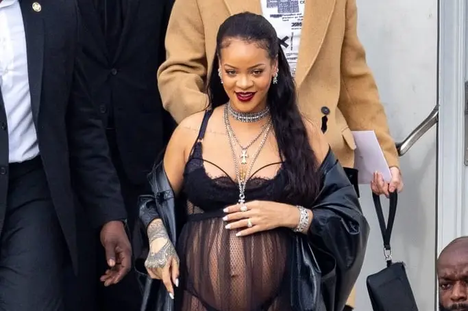 Melahirkan, Begini Gaya Seksi Rihanna Selama Masa Kehamilan