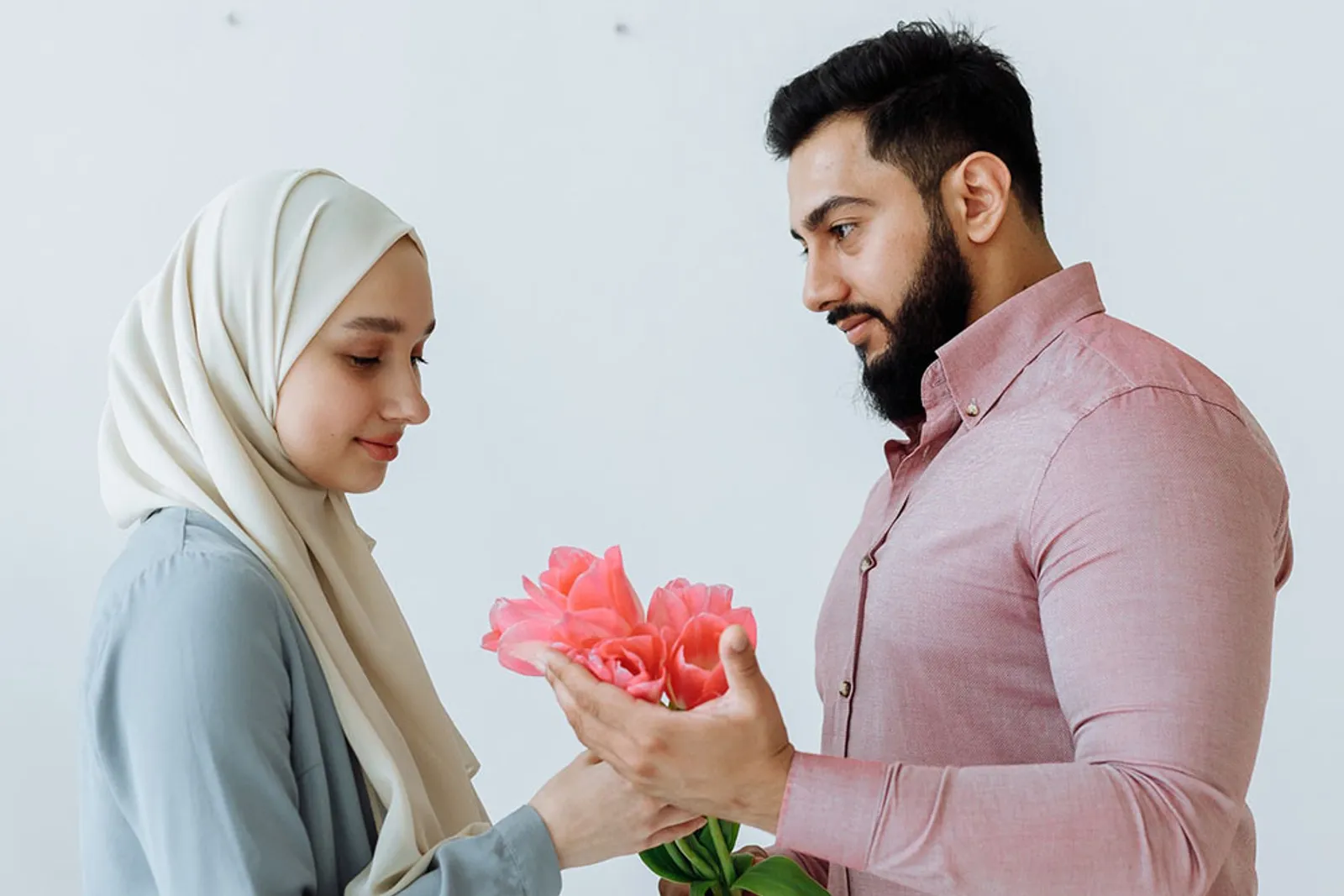 7 Kriteria Istri yang Bisa Jadi Penolong Suami di Akhirat