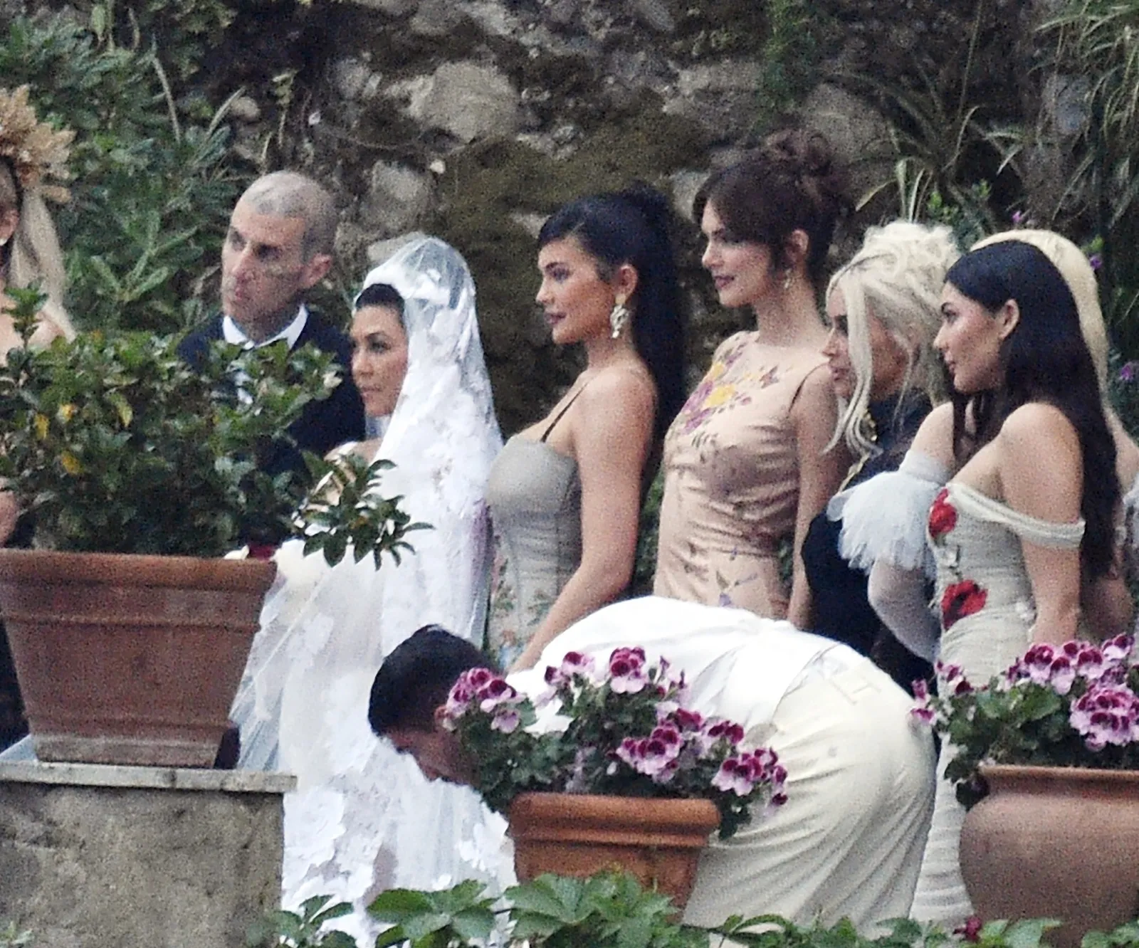 Gaya Kourtney Kardashian Selama Momen Pernikahan, Seksi dan Gothic!