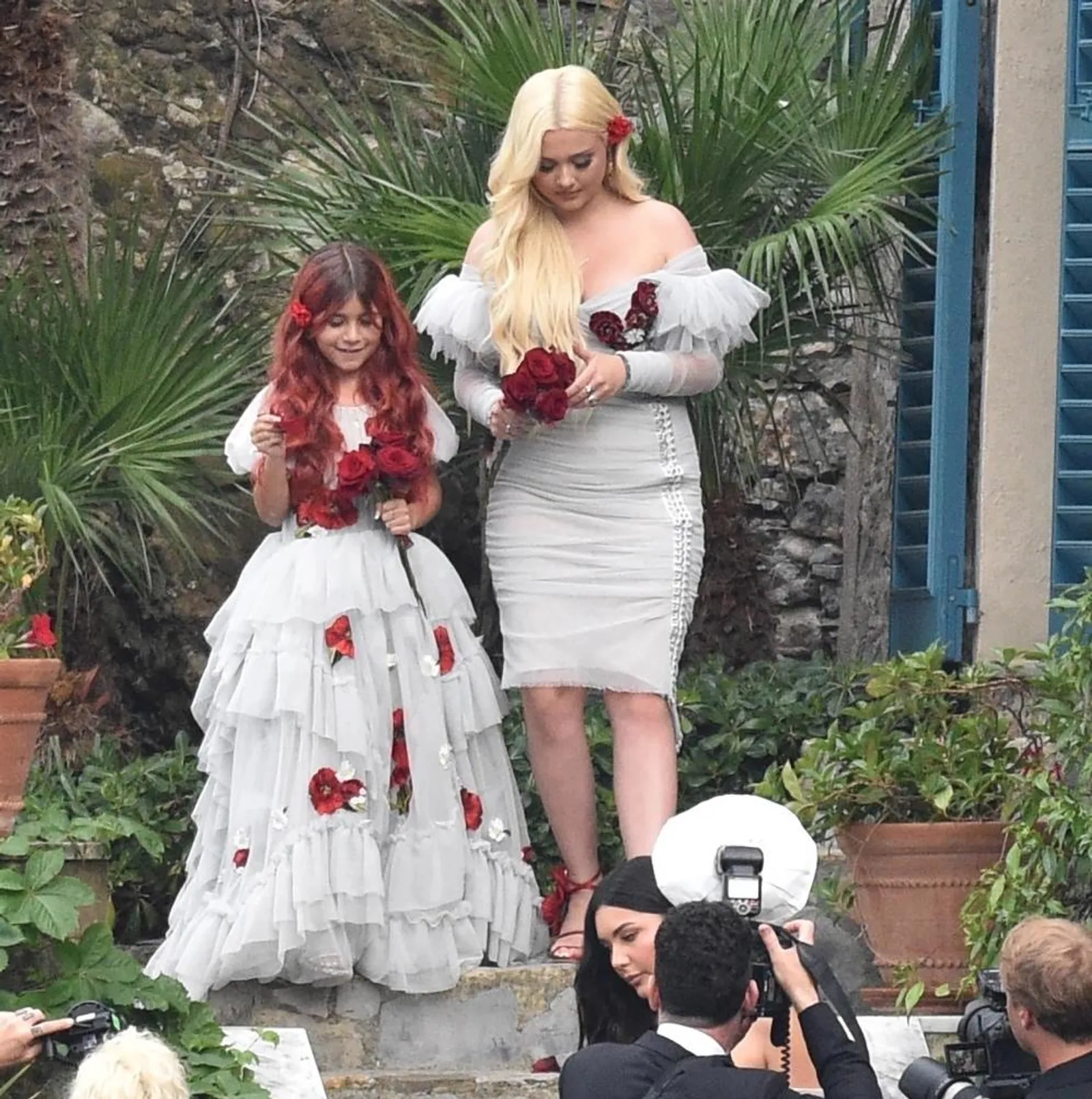 9 Potret Pernikahan Kourtney & Travis Barker di Italia, Nyentrik!