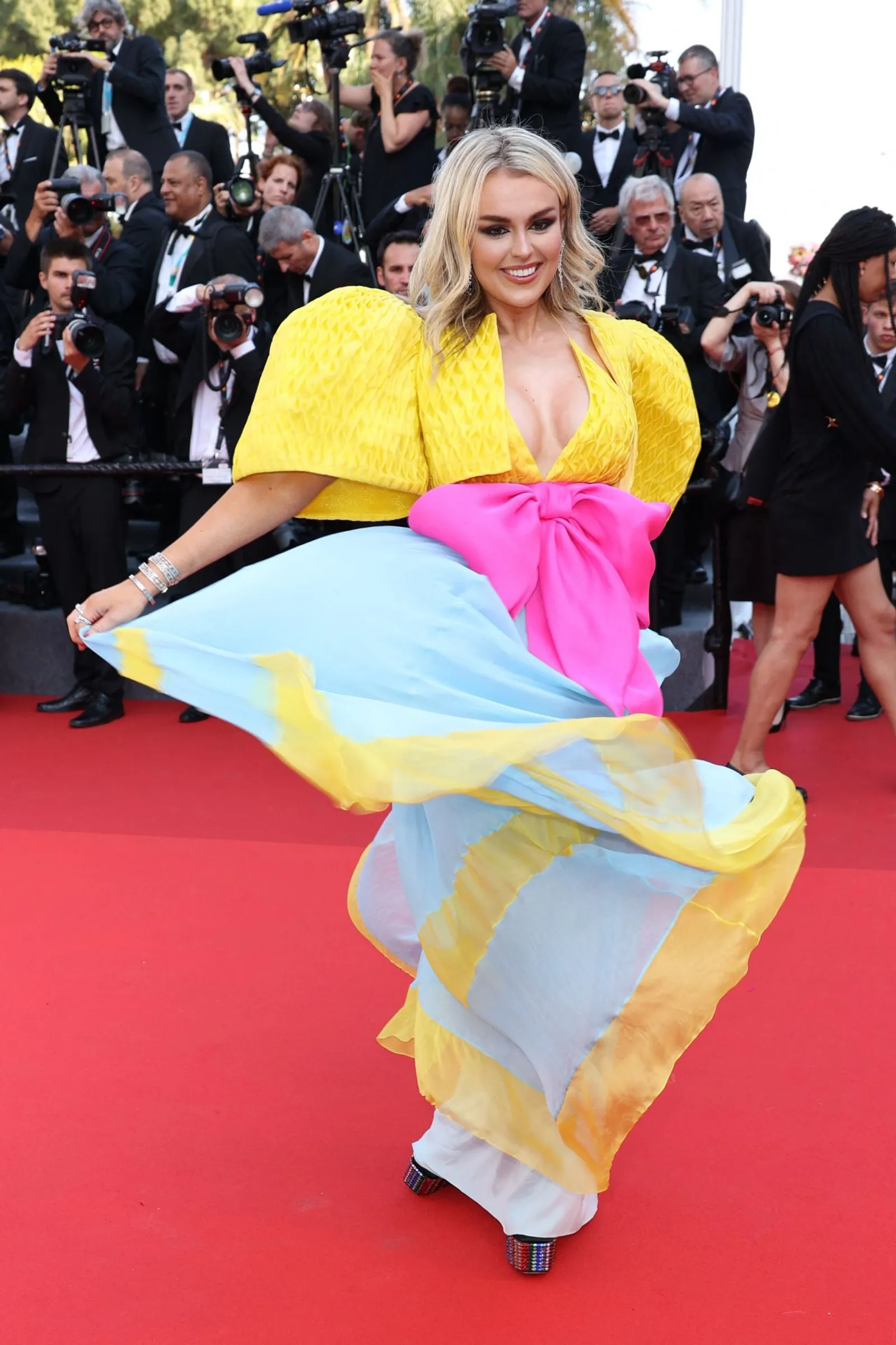 10 Gaun Seleb Paling Nyentrik di Red Carpet Cannes Film Festival 2022