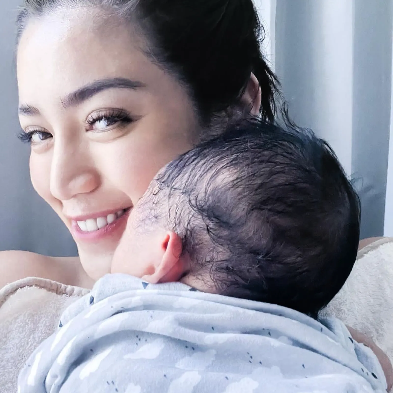 Pesona Cantik dan Keibuan Jessica Iskandar Seusai Melahirkan Anak ke-2