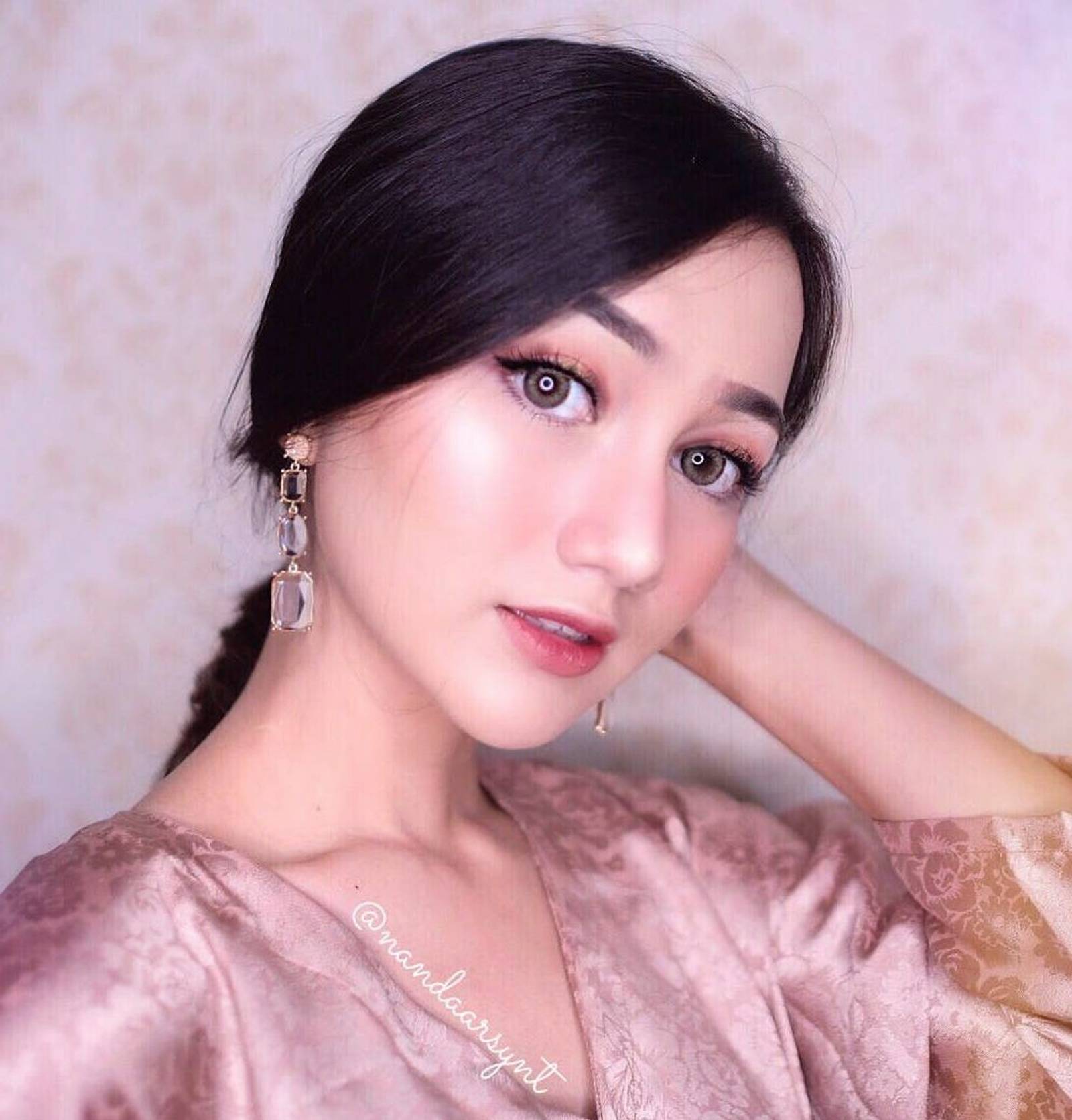 5 Gaya Makeup ala Nanda Arsyinta, Glowing Abis!