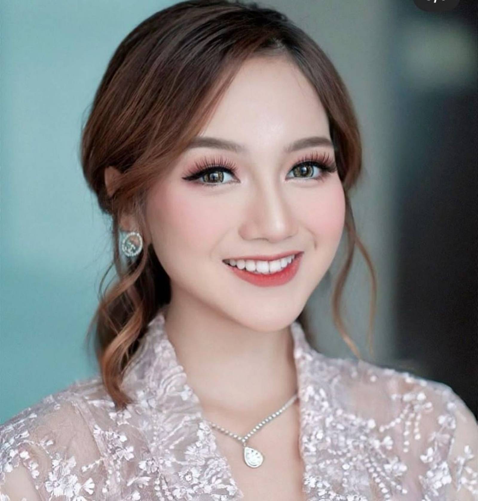 5 Gaya Makeup ala Nanda Arsyinta, Glowing Abis!