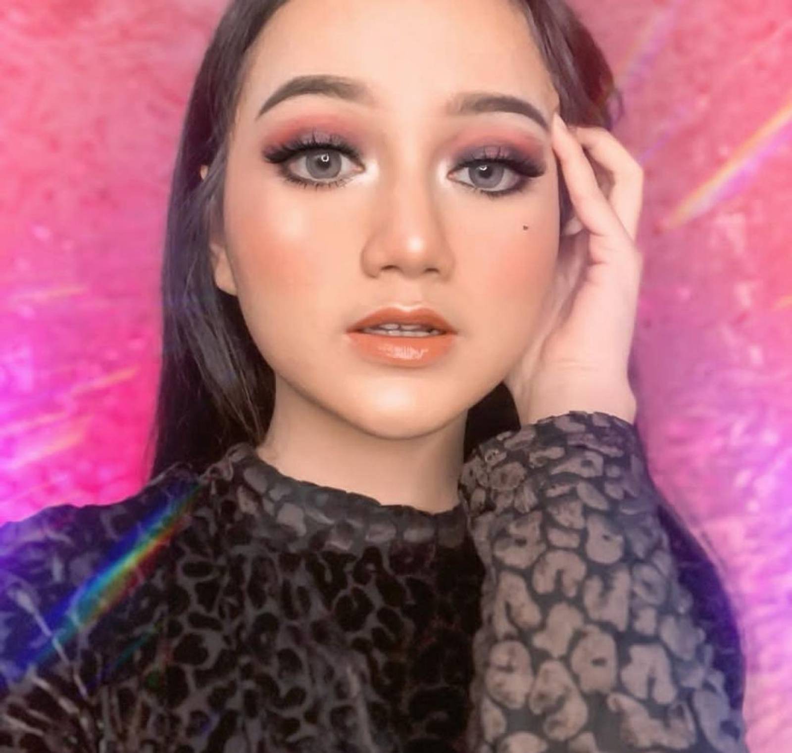 5 Gaya Makeup ala Nanda Arsyinta, Glowing Abis!