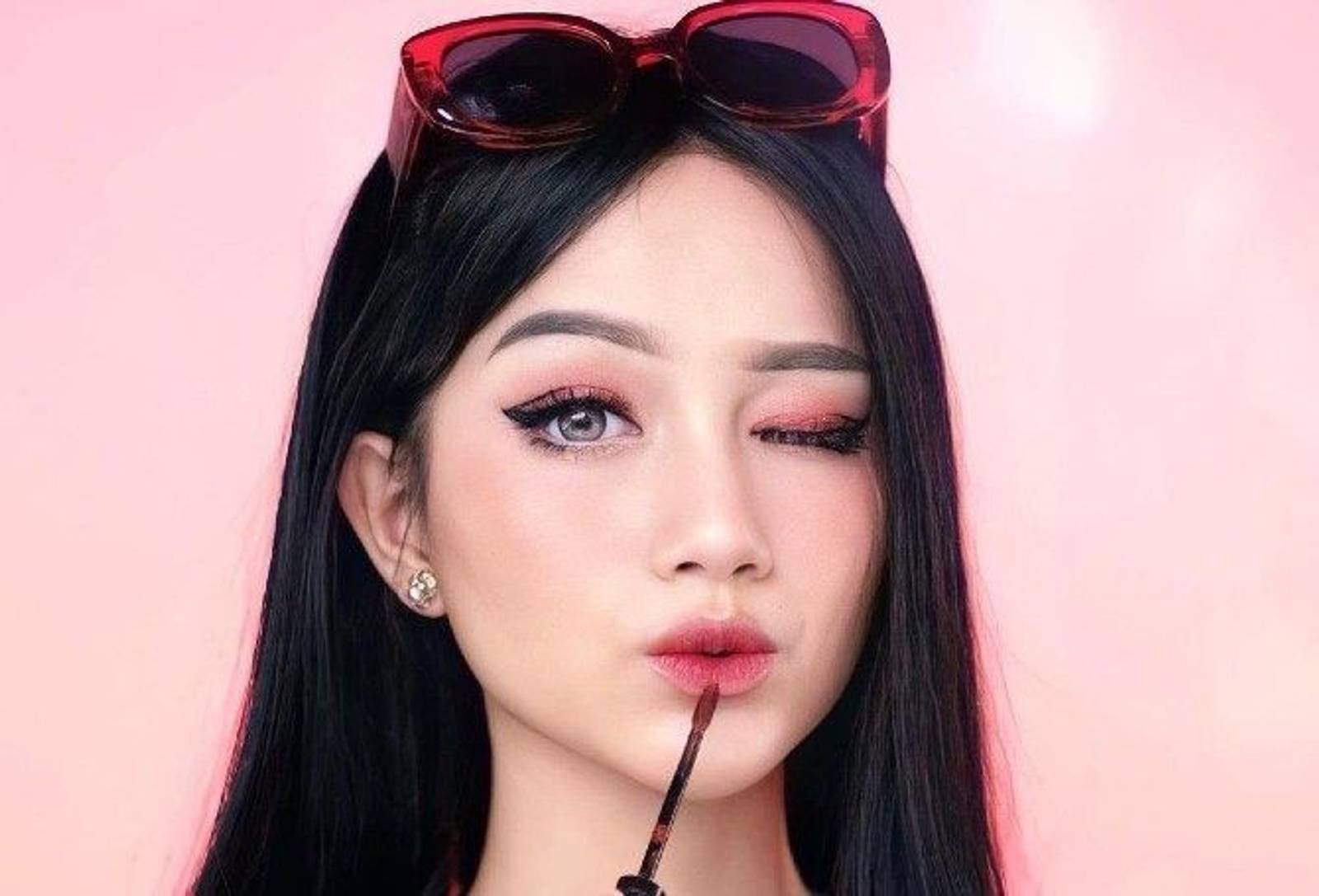 5 Gaya Makeup ala Nanda Arsyinta, Glowing Abis!