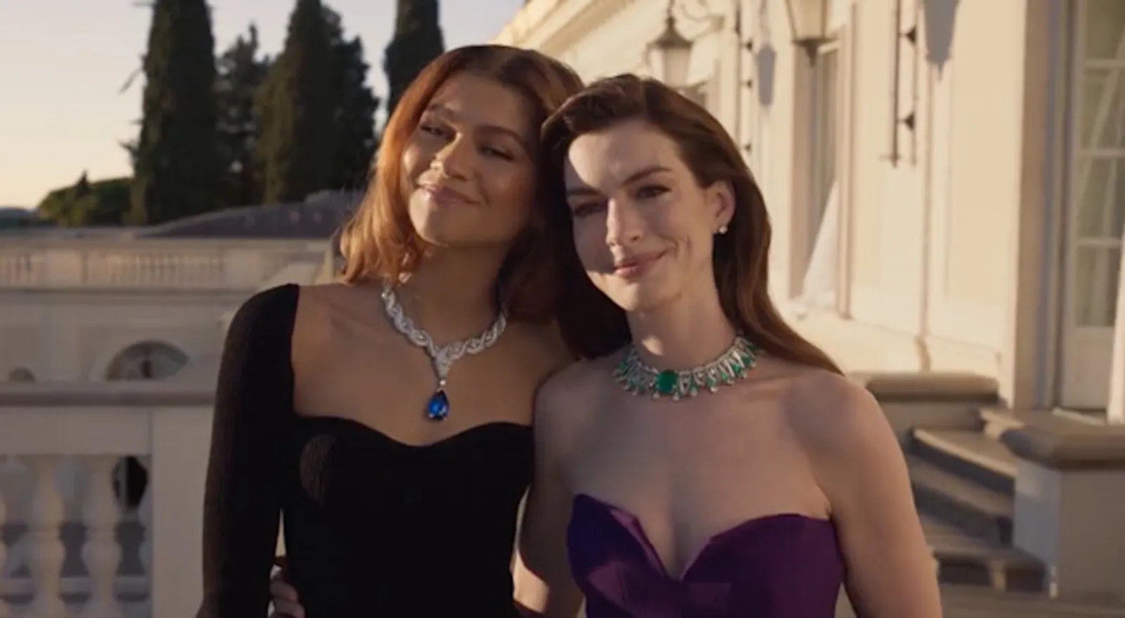 Anne Hathaway & Zendaya Tampil Memukau di Iklan BVLGARI