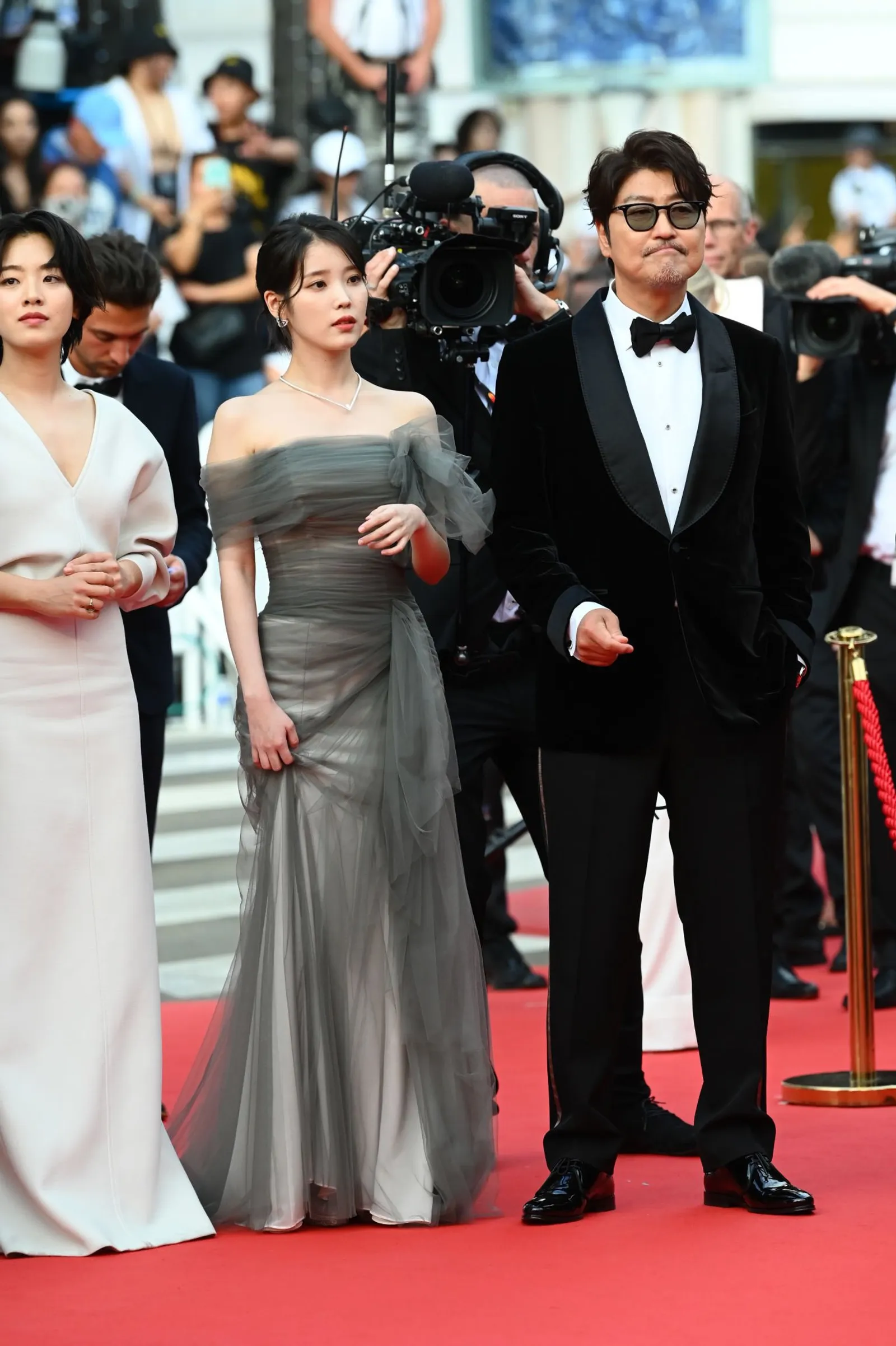 Penampilan Elegan IU di Karpet Merah Cannes Film Festival 2022