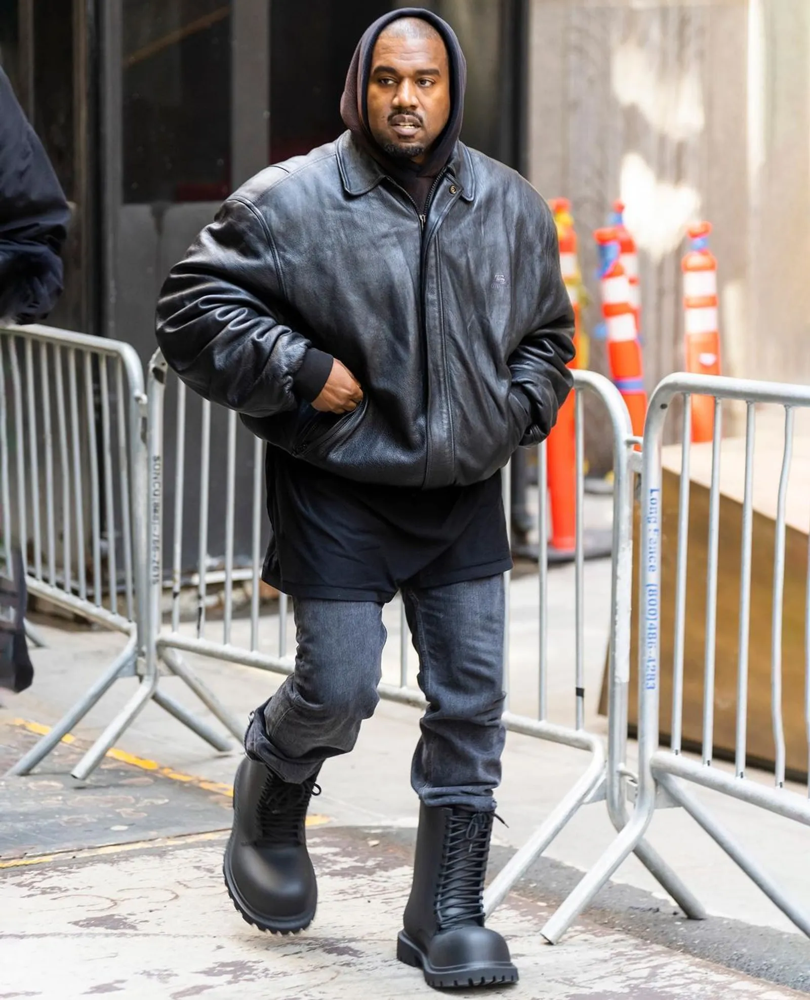 Kanye West Pakai Sepatu Boots Milik 'SpongeBob'