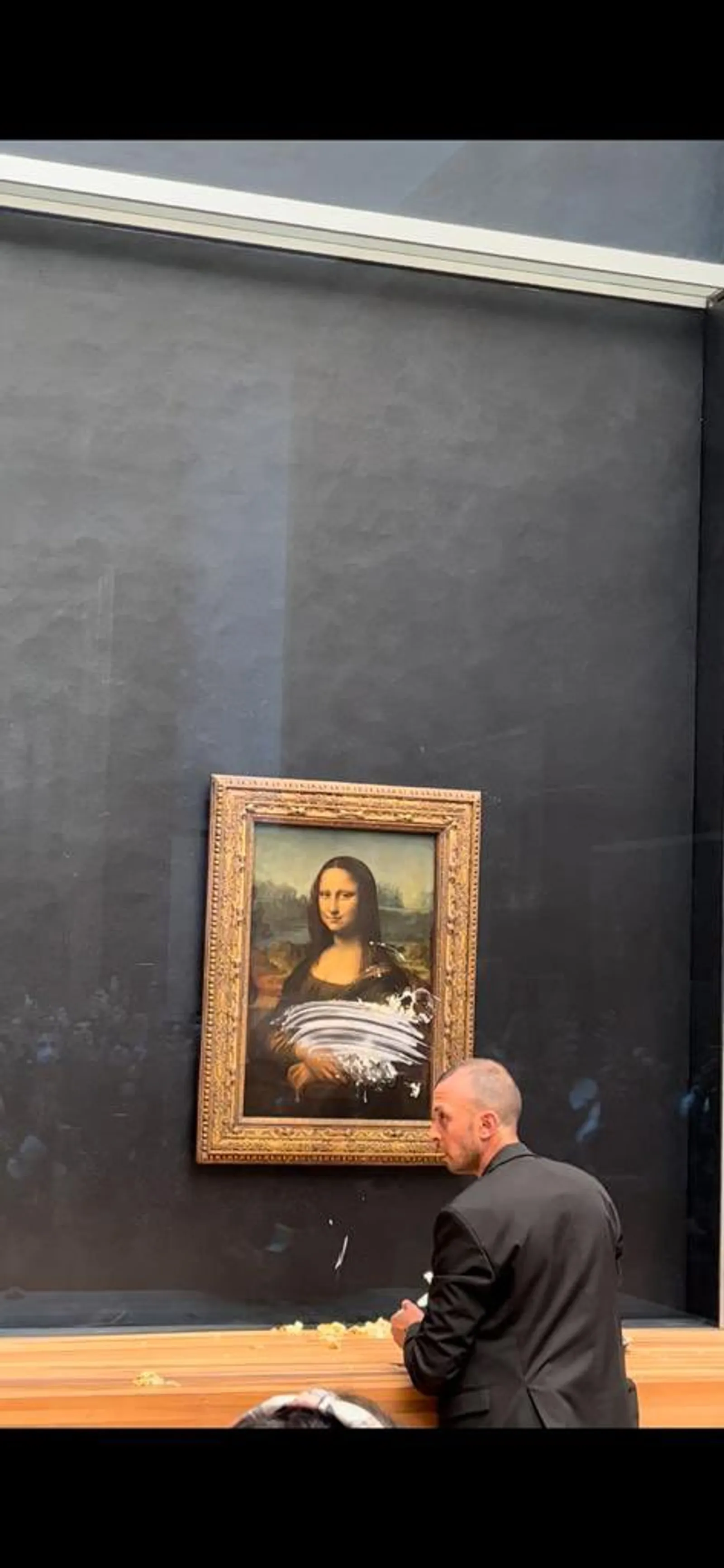 Heboh, "Perempuan Tua" Lempar Kue ke Lukisan Mona Lisa